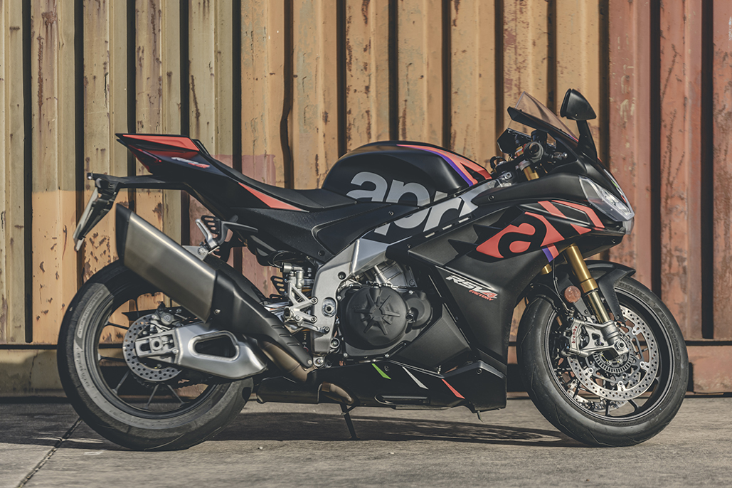 Aprilia RSV4 Factory 1100 and Aprilia Tuono 1100 Factory Review