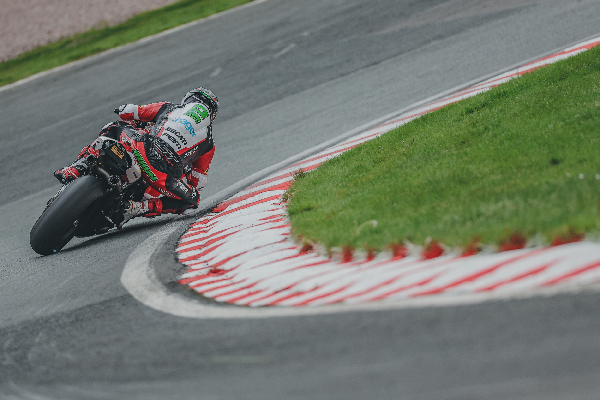 Irwin Leads the Way at Oulton Park