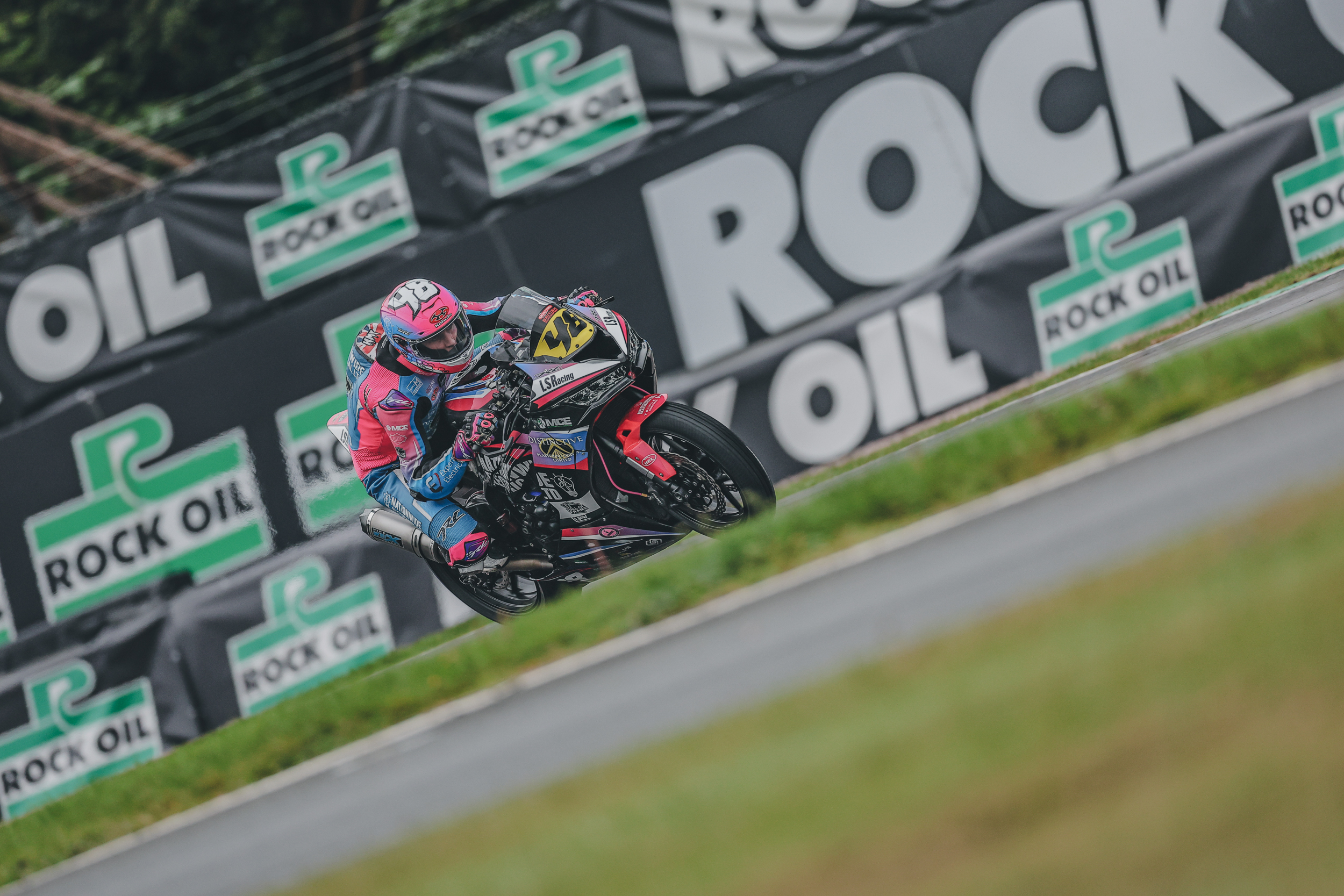 Oulton Park Ignites Supersport Championship Battles