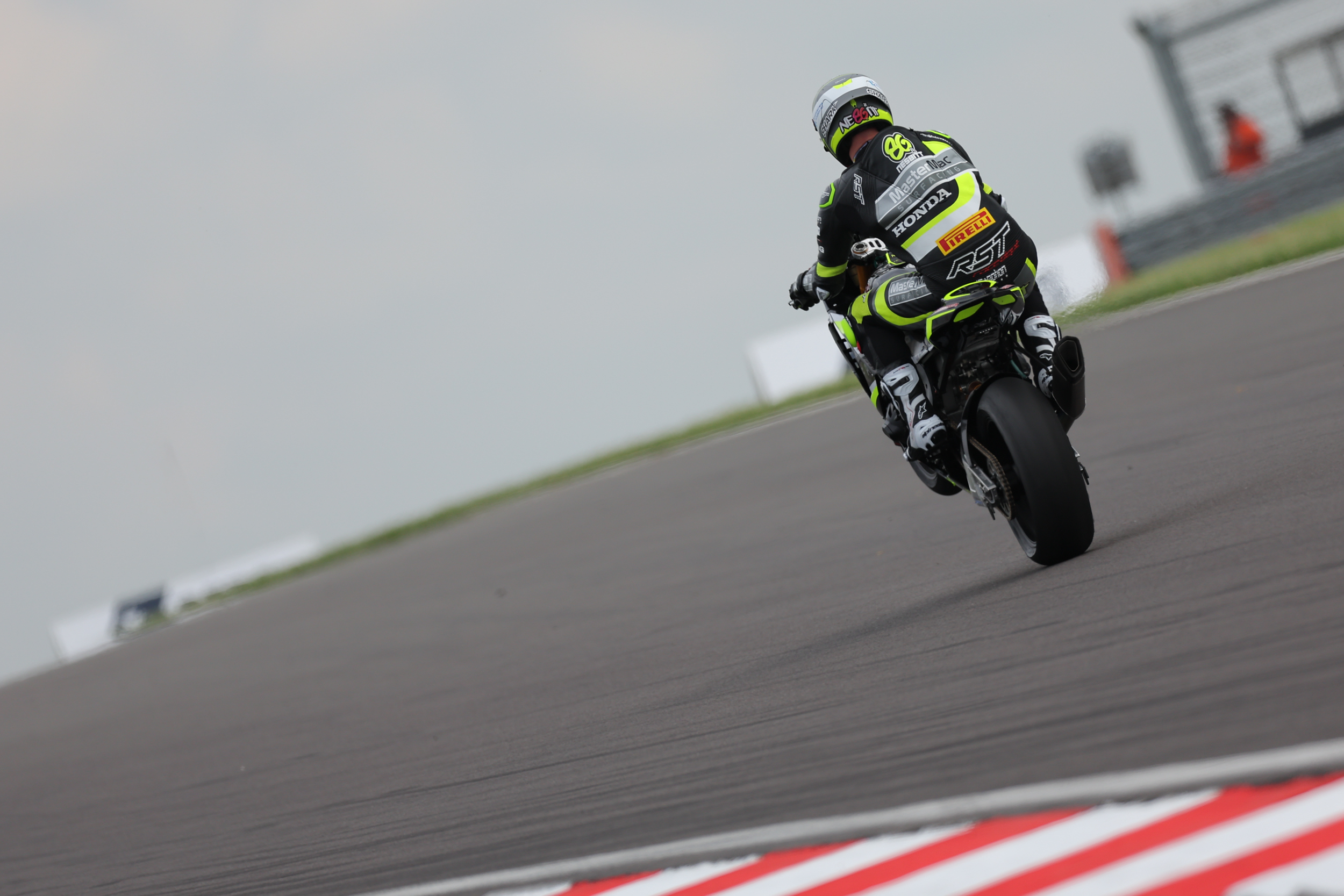 Vickers Leads The Pack As Bennetts British Superbike Championship Kicks Off At Donington Park