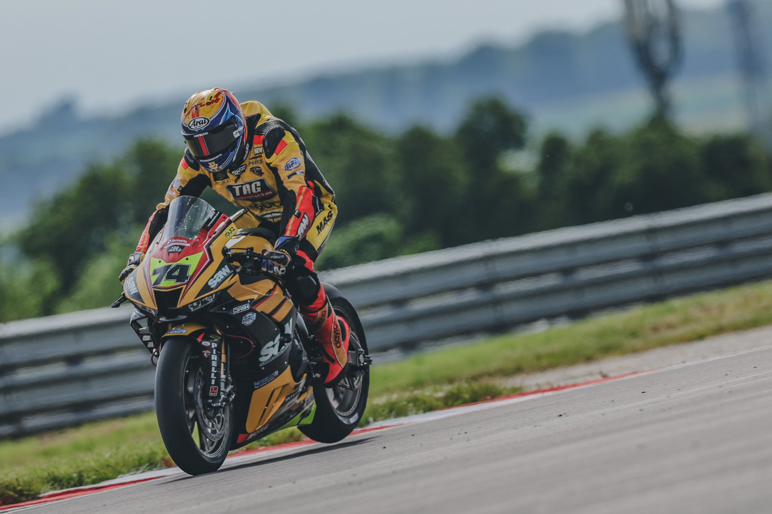 Vickers Leads The Pack As Bennetts British Superbike Championship Kicks Off At Donington Park