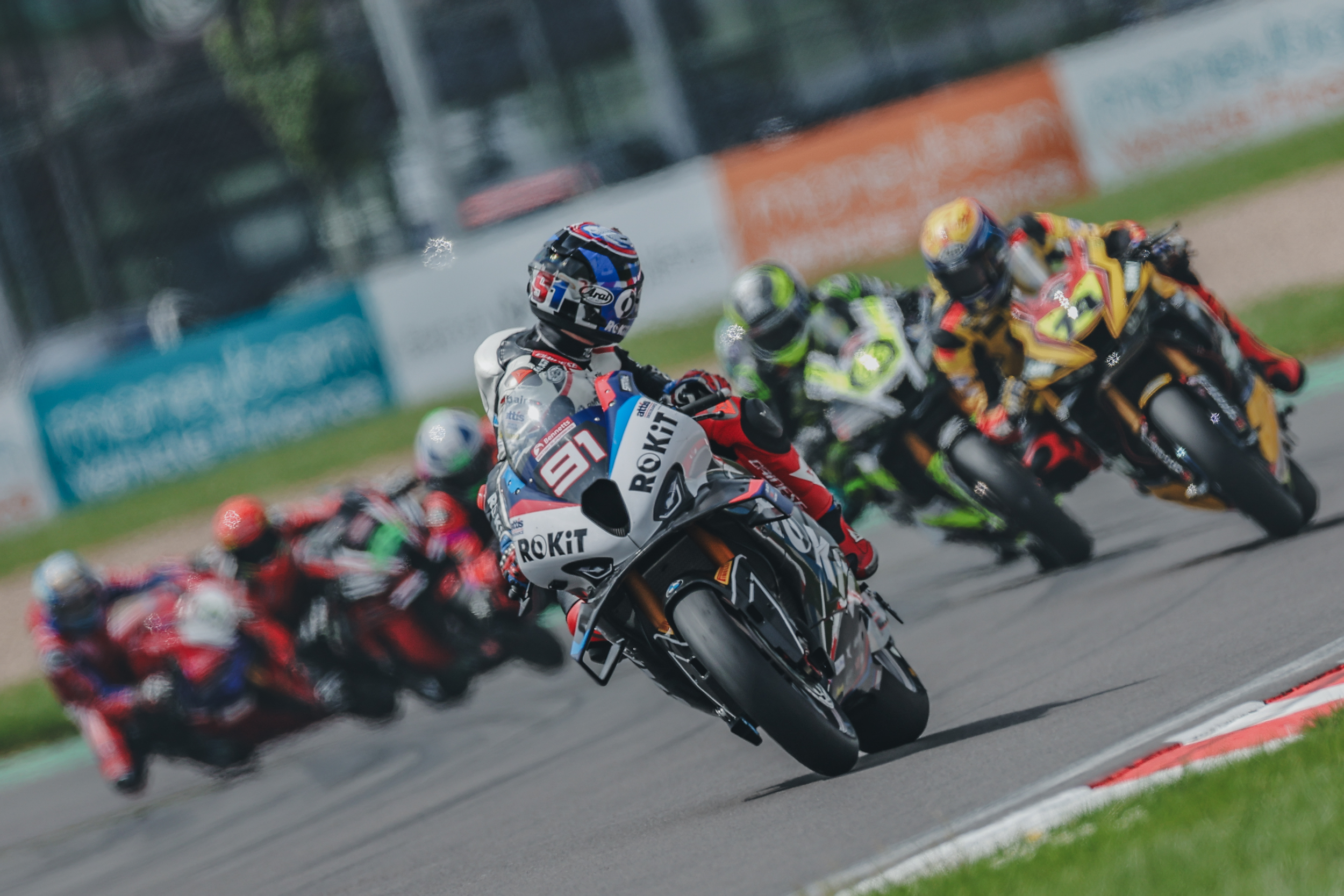 Vickers Leads The Pack As Bennetts British Superbike Championship Kicks Off At Donington Park