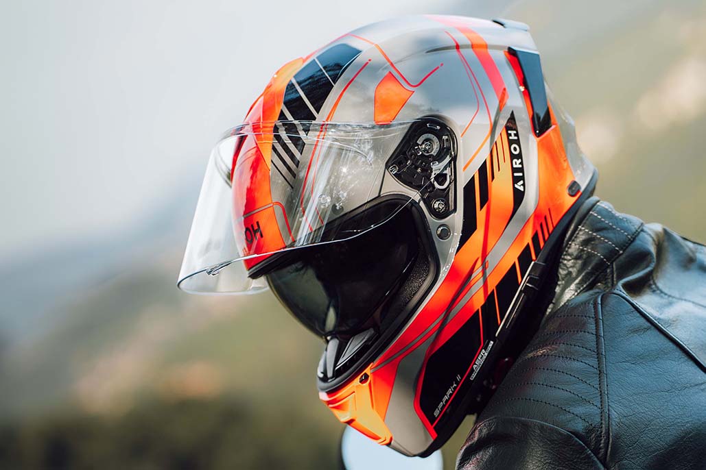 AIROH: Spark 2, the new full-face helmet with bold lines