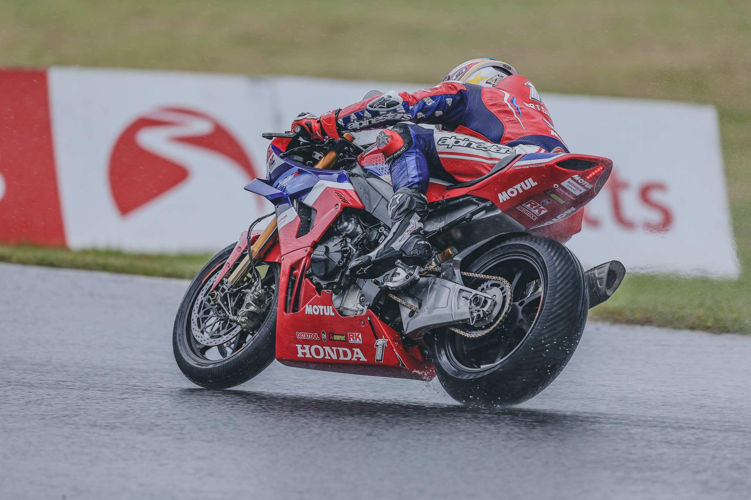 Skinner And Iddon Shine In Wet Knockhill Battle