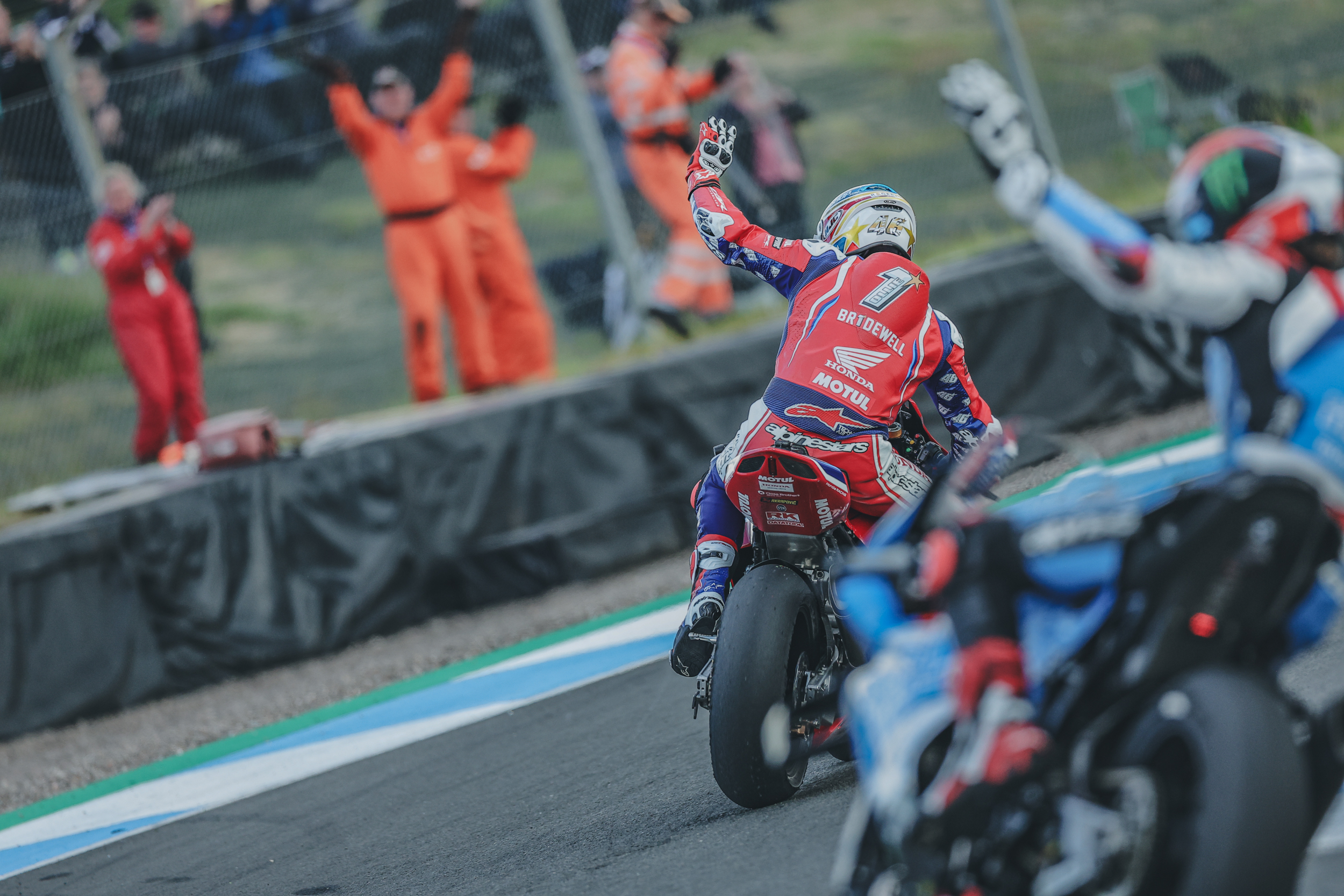 Tommy Bridewell Dominates Race One At Knockhill In A Commanding Performance