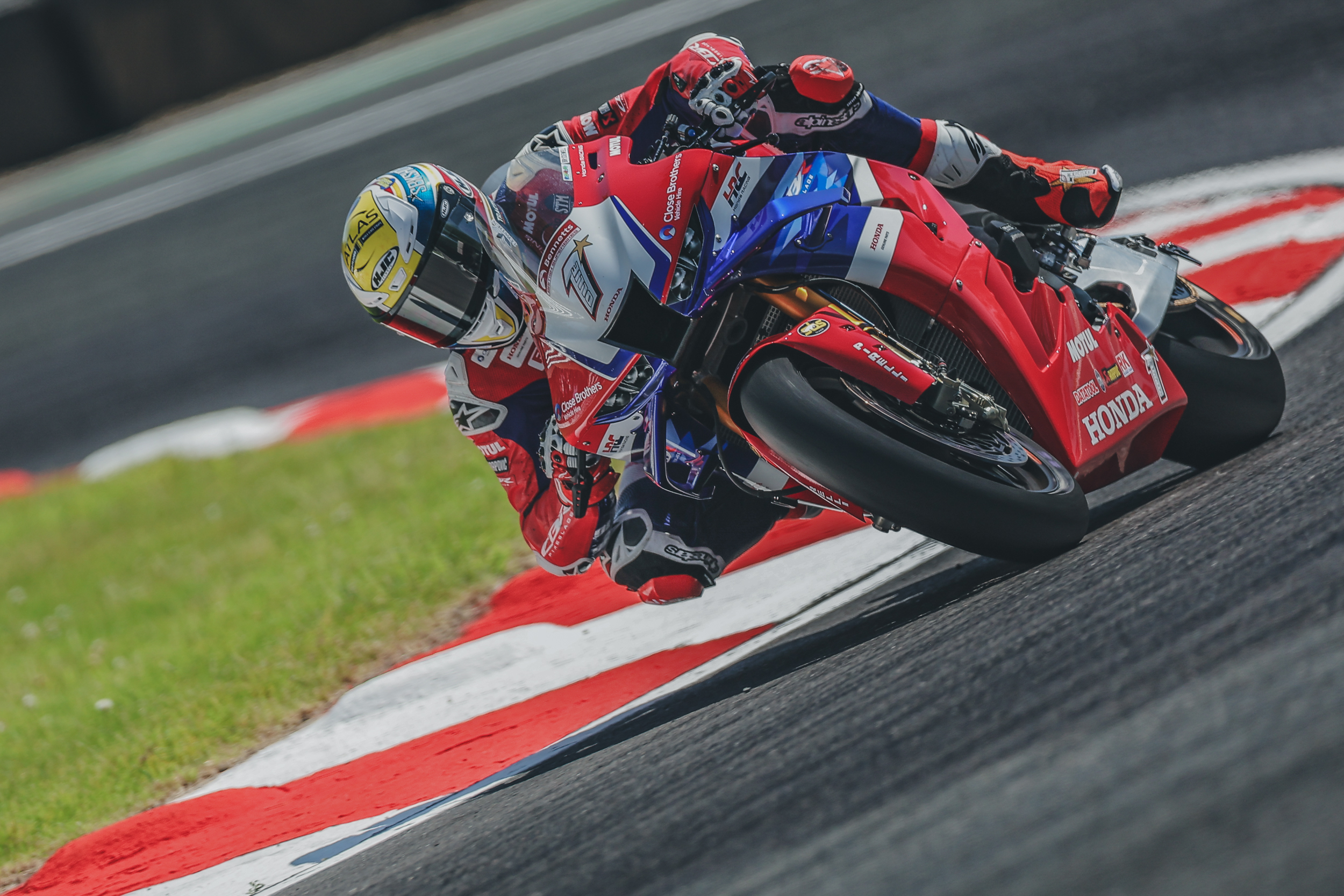 Scorching Battle At Brands Hatch: Irwin Edges Out Competition In Bsb Free Practice