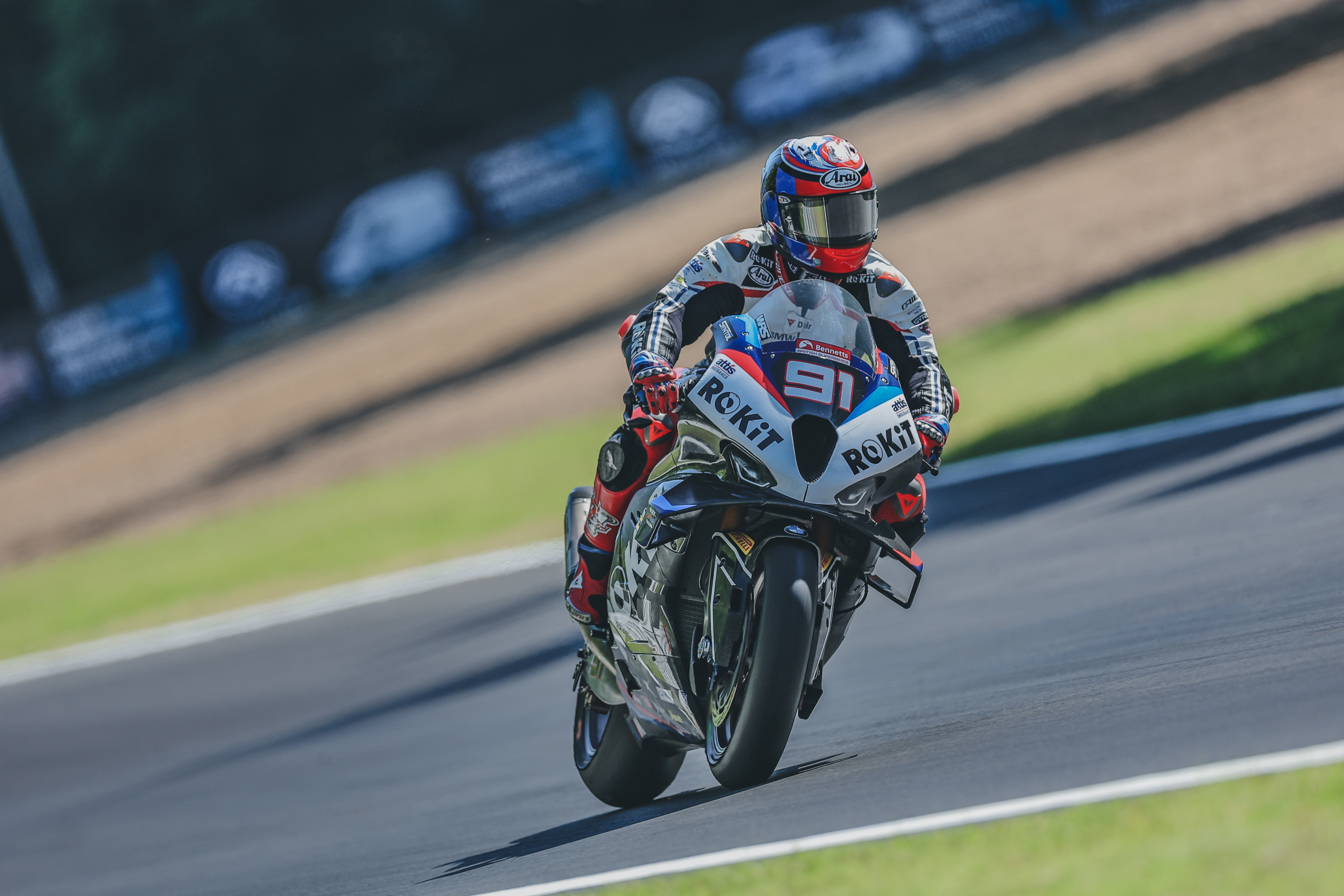 Scorching Battle At Brands Hatch: Irwin Edges Out Competition In Bsb Free Practice