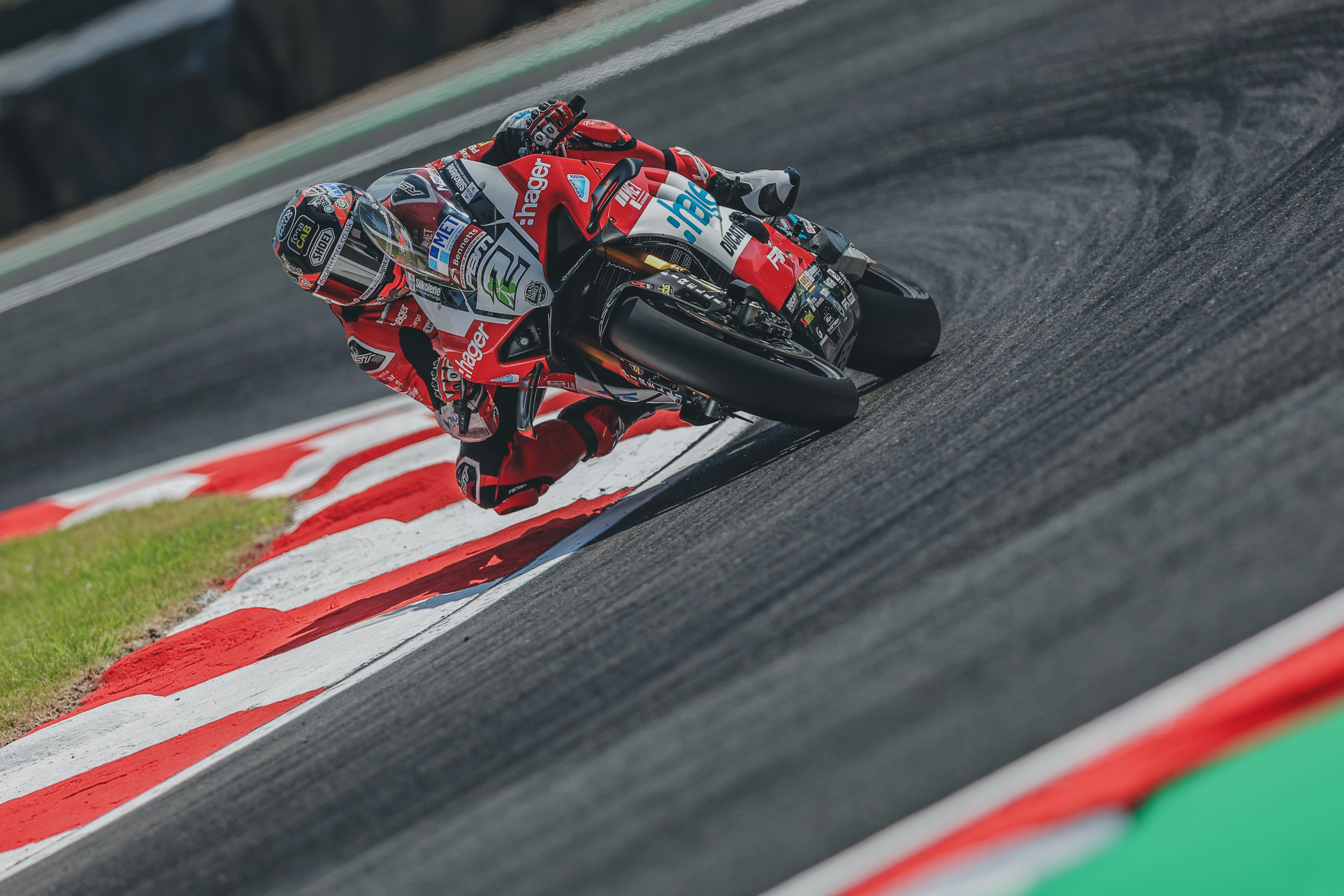 Scorching Battle At Brands Hatch: Irwin Edges Out Competition In Bsb Free Practice