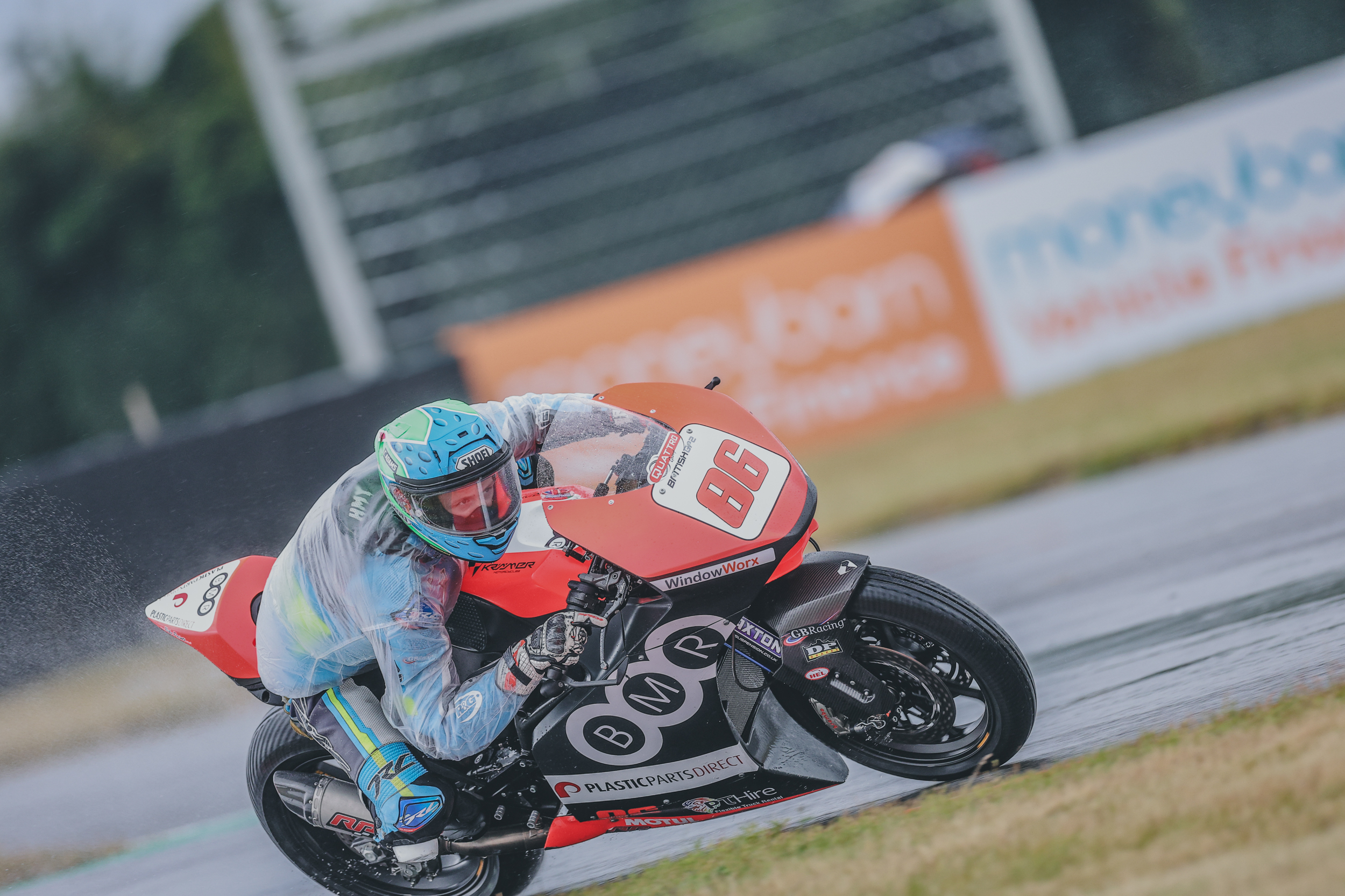 Unpredictable Weather Shakes Up Supersport At Snetterton