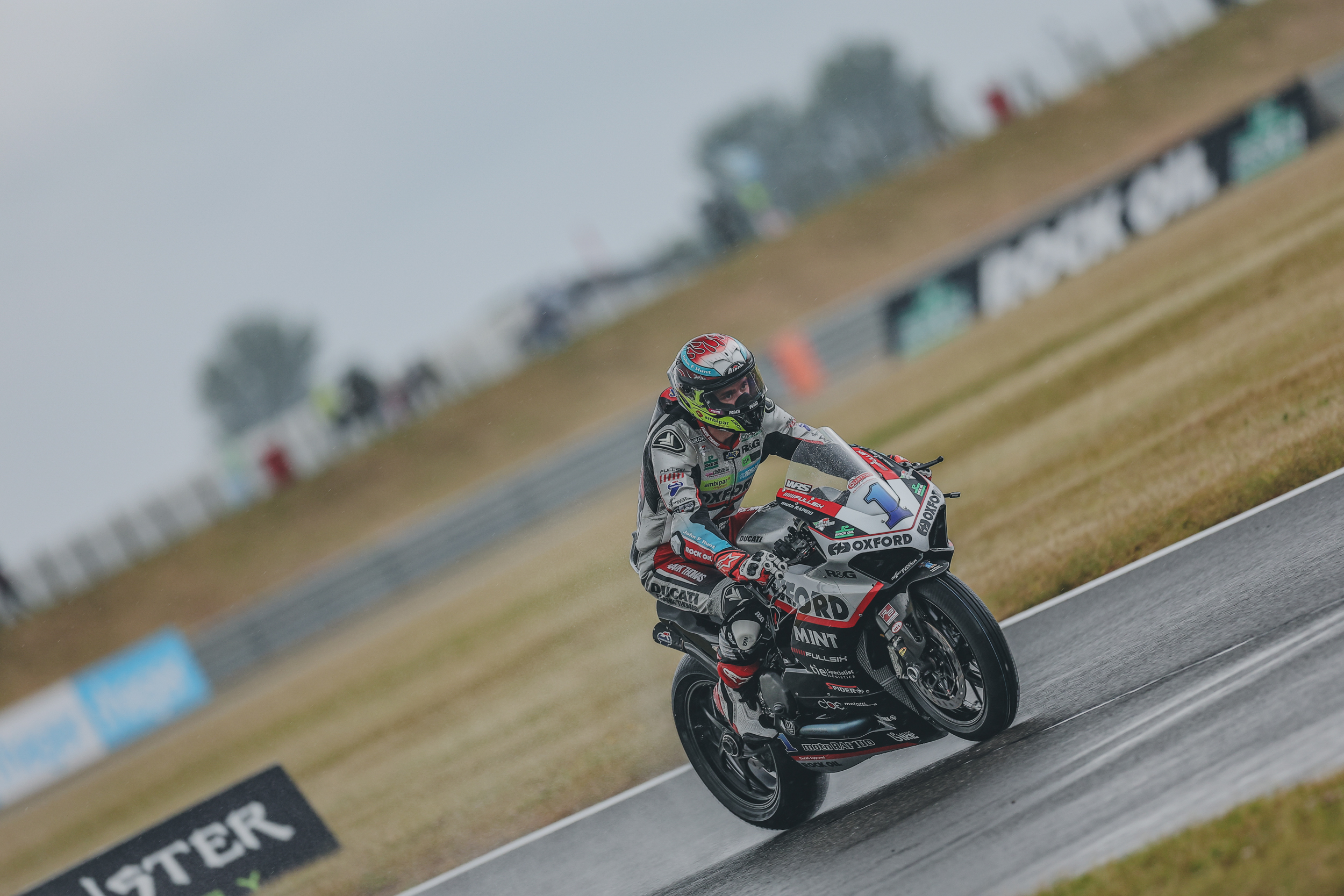 Unpredictable Weather Shakes Up Supersport At Snetterton