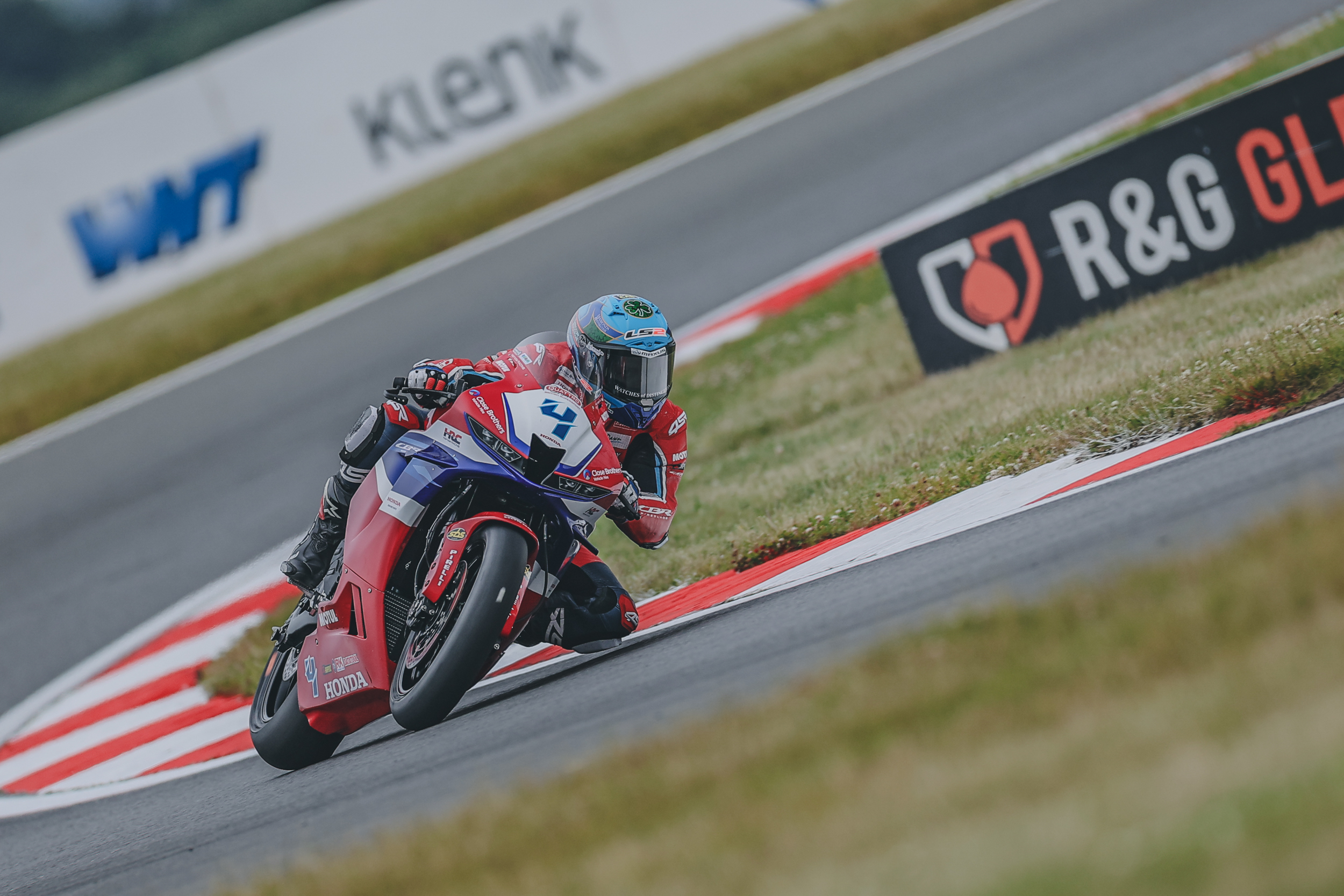 Unpredictable Weather Shakes Up Supersport At Snetterton