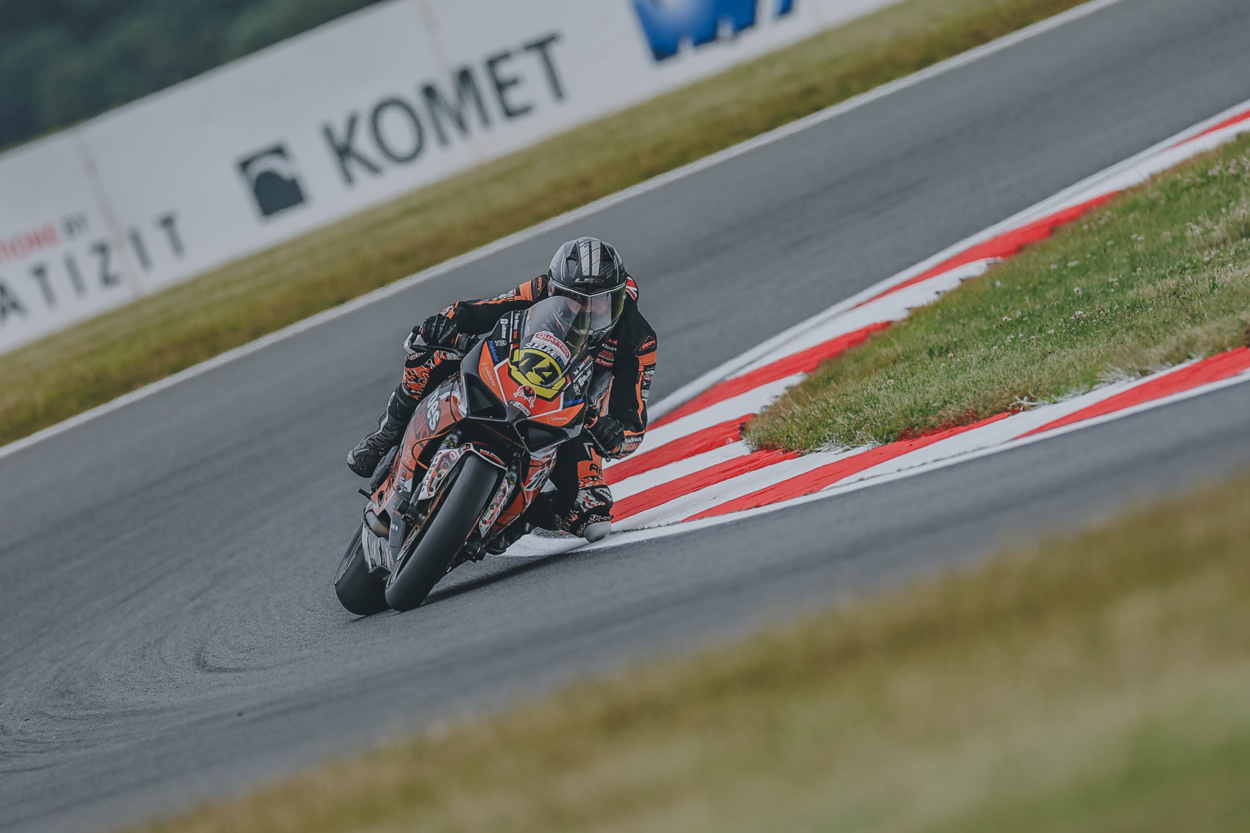 Unpredictable Weather Shakes Up Supersport At Snetterton