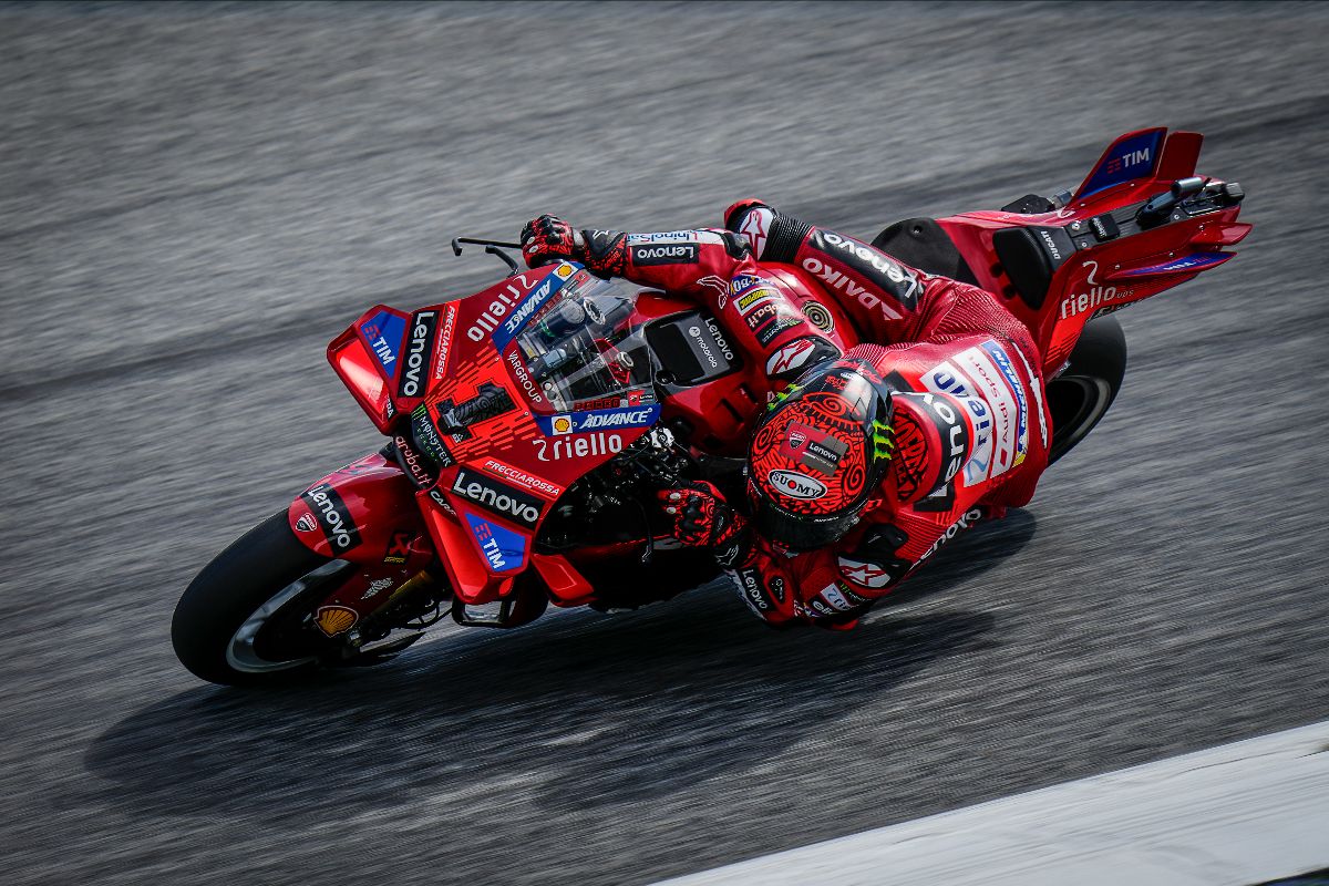 Bagnaia sets stunning lap record to deny Morbidelli and Martin on Day 1