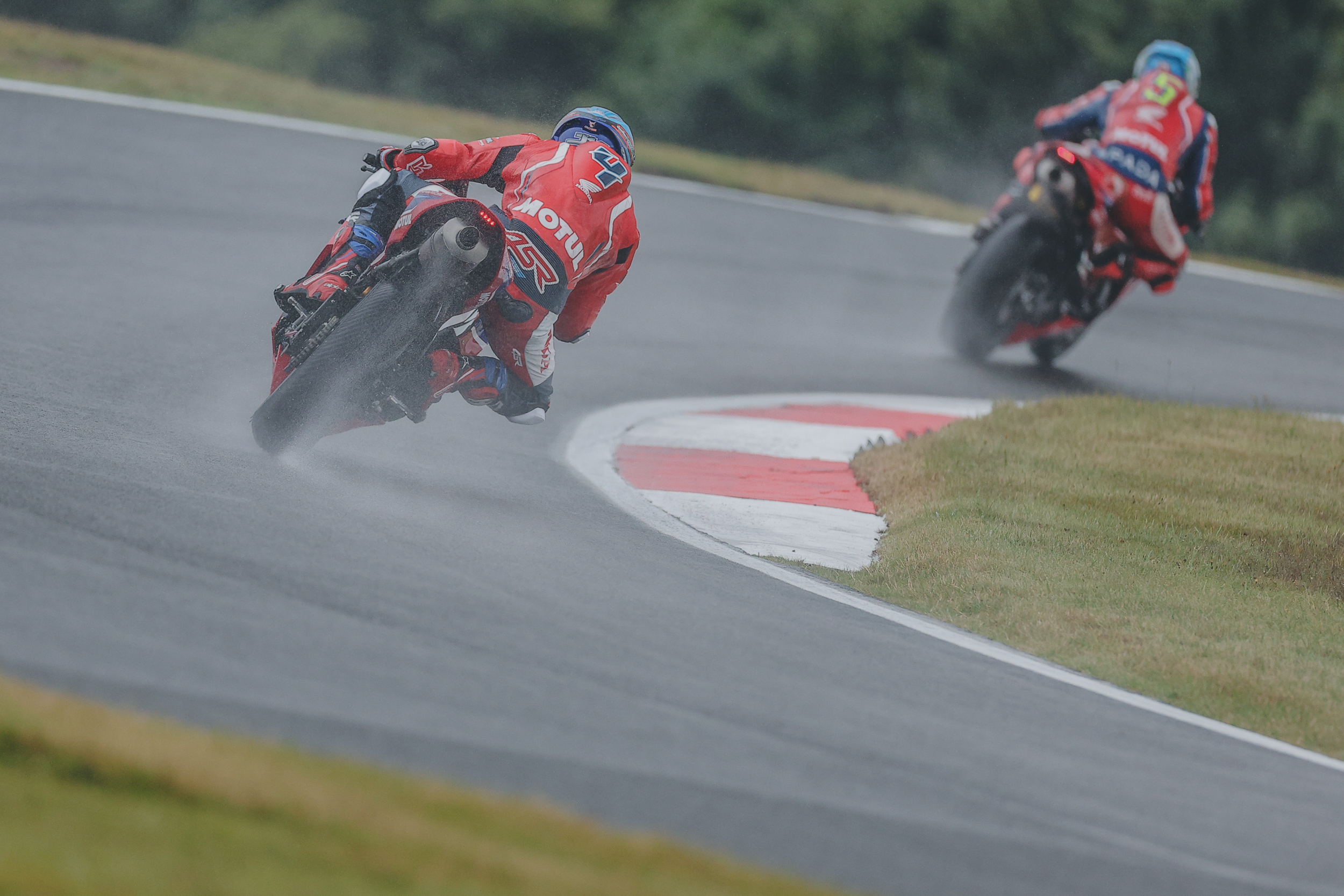 Currie Conquers Cadwell Park's Changing Conditions In British Supersport