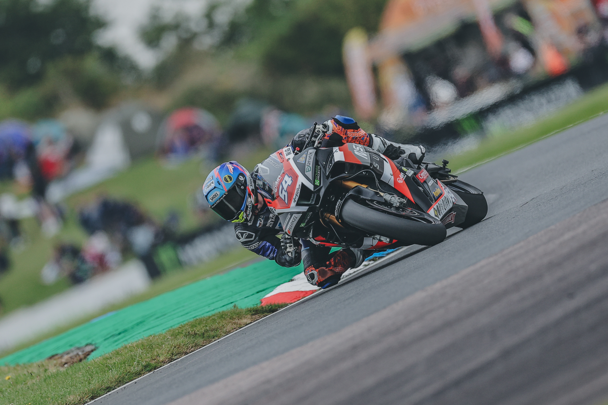 Mossey Triumphs In Thrilling Thruxton Superstock Battle