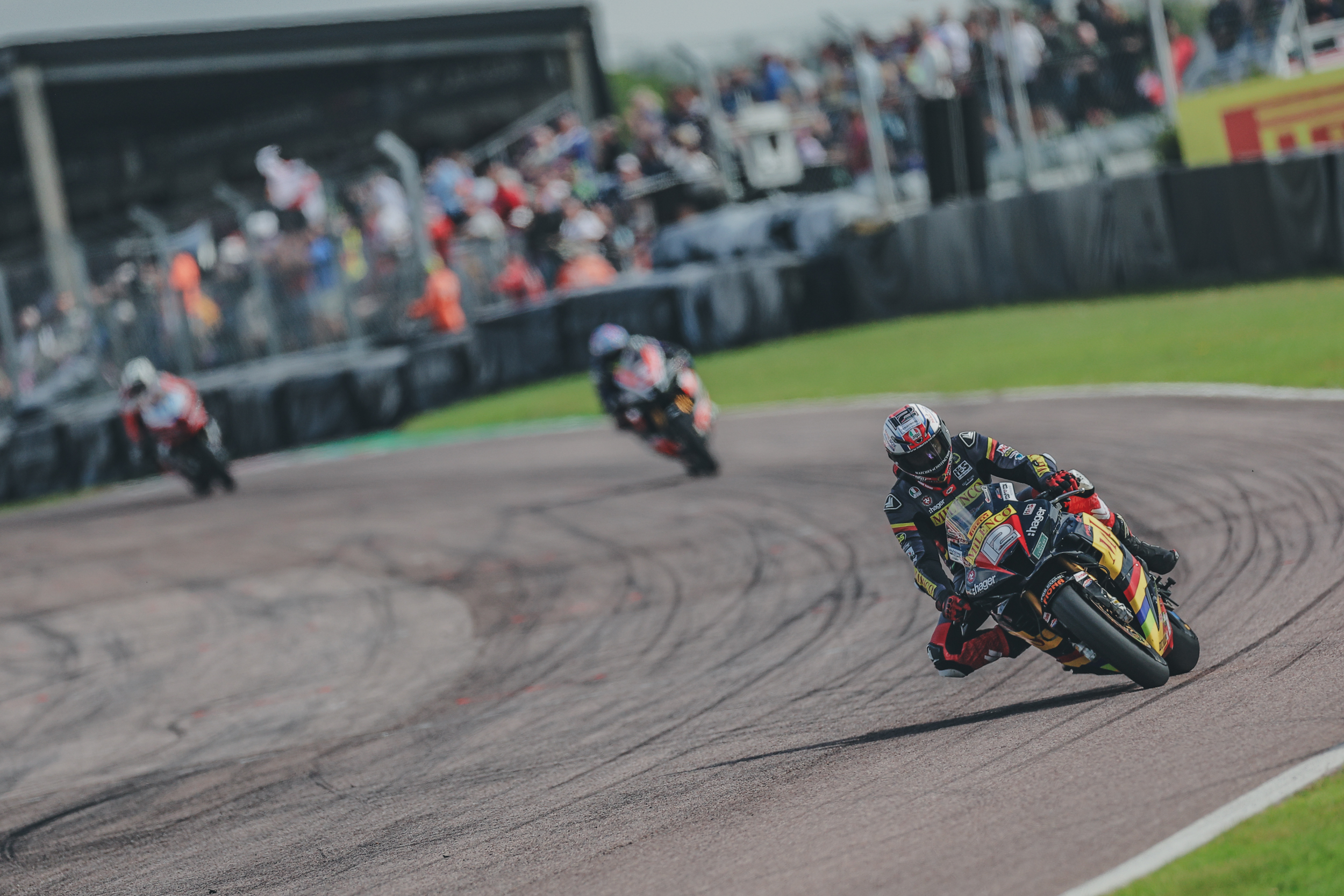 Mossey Triumphs in Thrilling Thruxton Superstock Battle