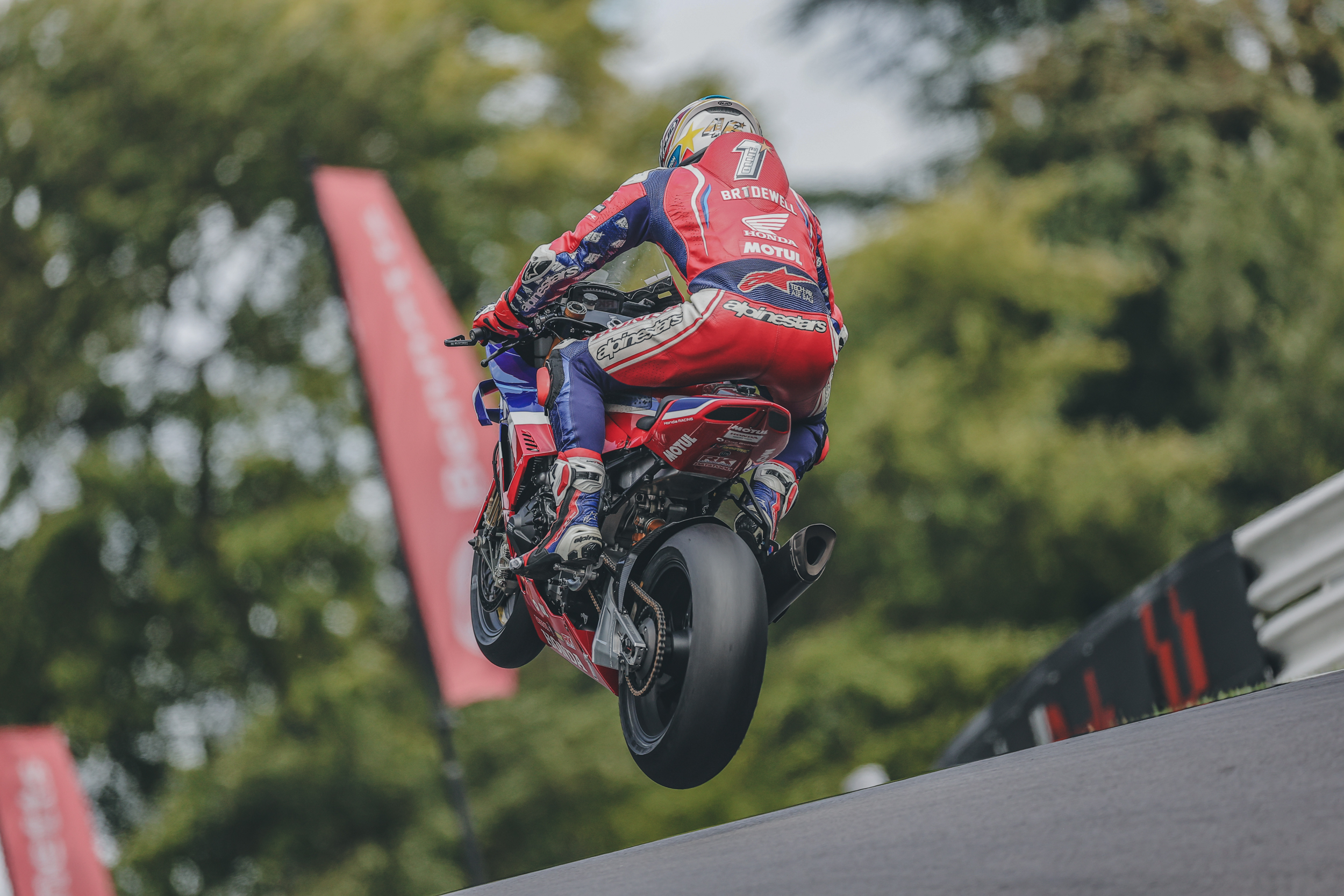 Ryde Dominates As Local Hero Jackson Shines In Cadwell Park Thriller