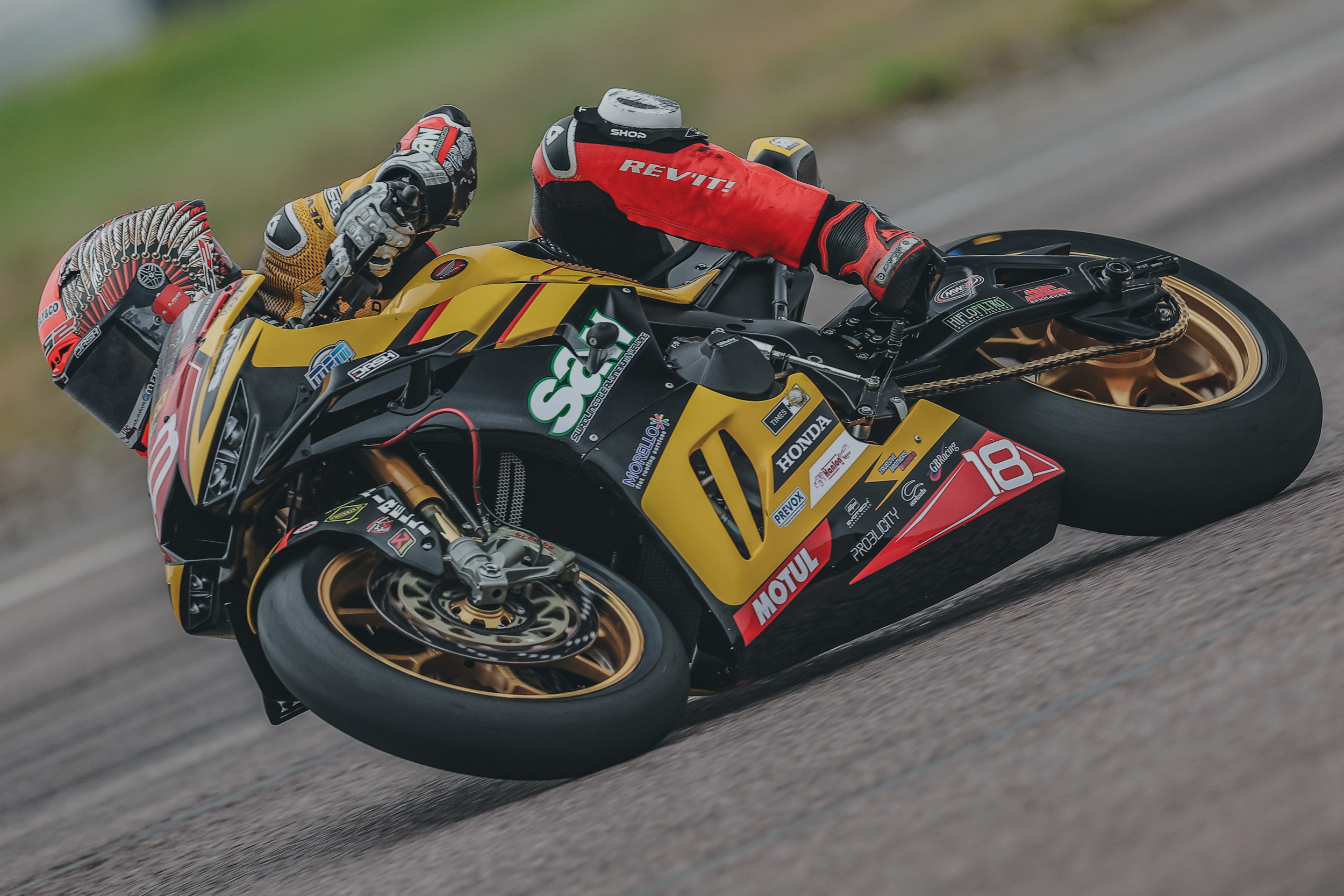 Swann Dominates Thruxton Superstock Saturday