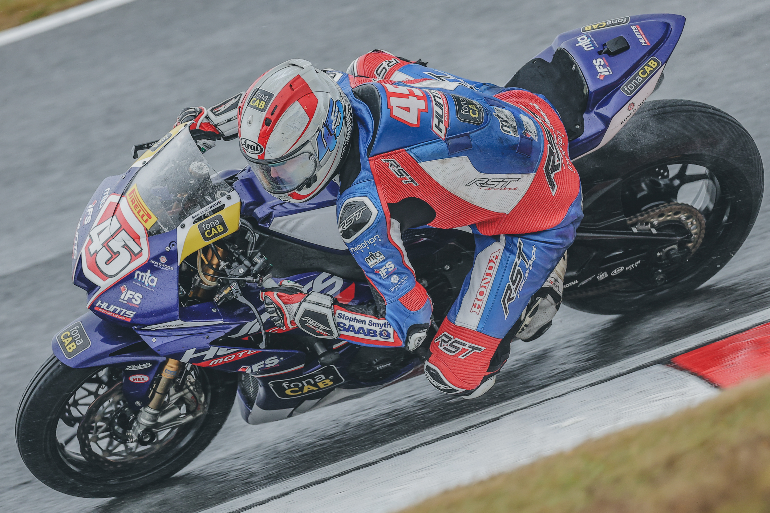 Truelove Leads The Way In Challenging Conditions At Cadwell Park