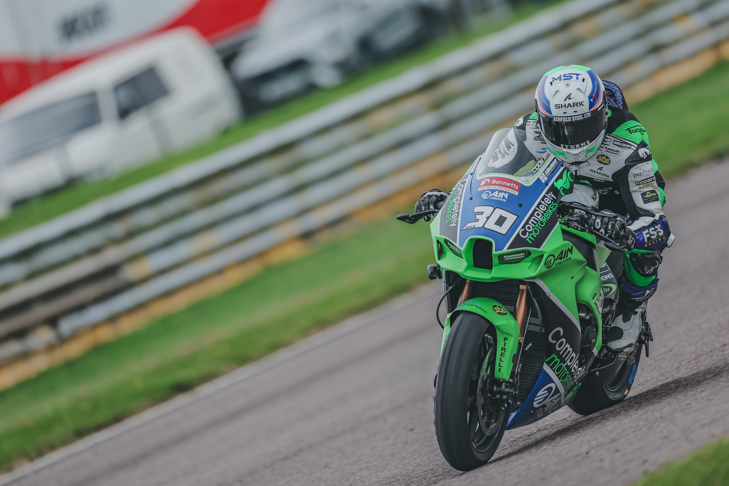 Vickers Surges To Victory In Action-packed Thruxton Sprint