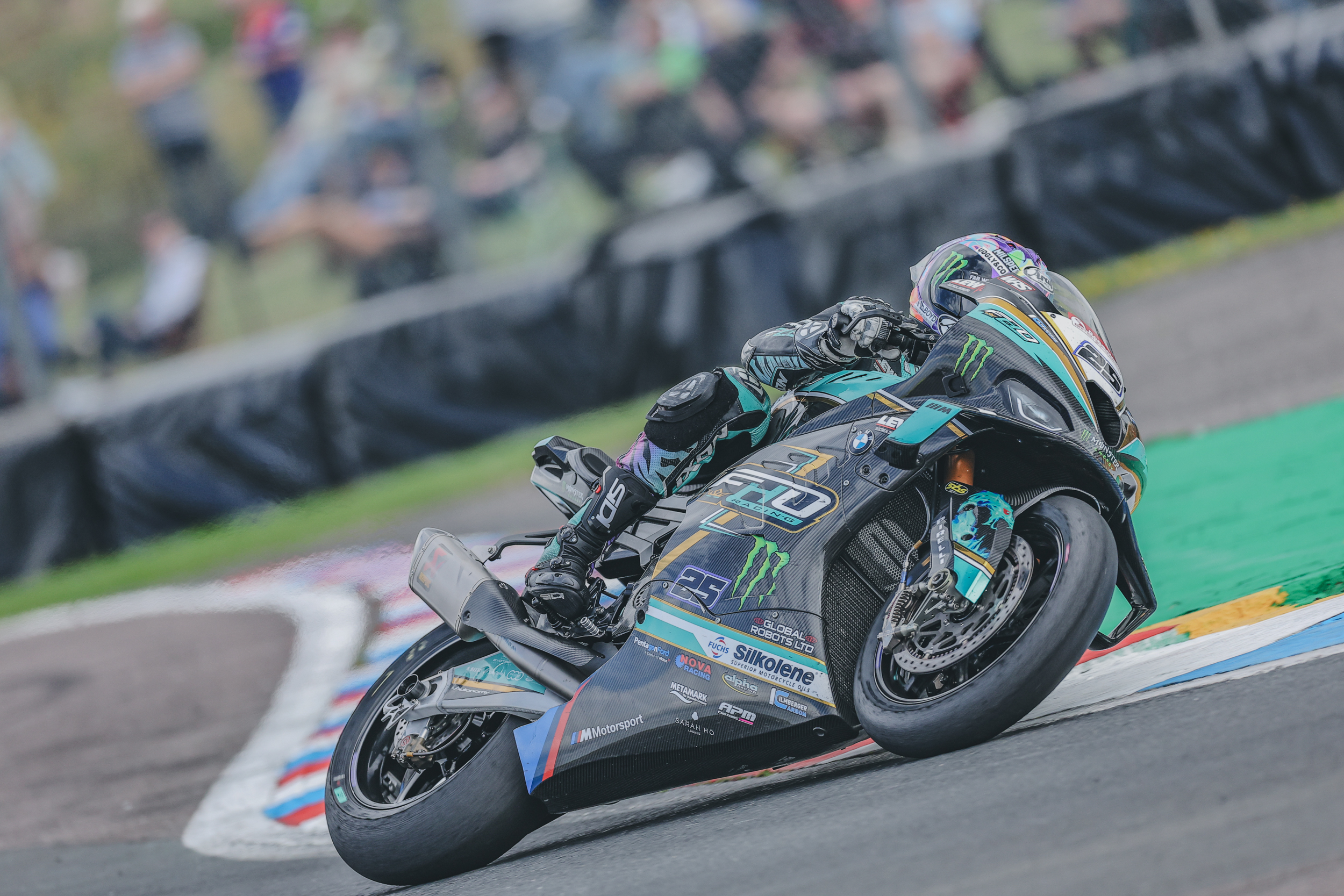 Vickers Surges To Victory In Action-packed Thruxton Sprint