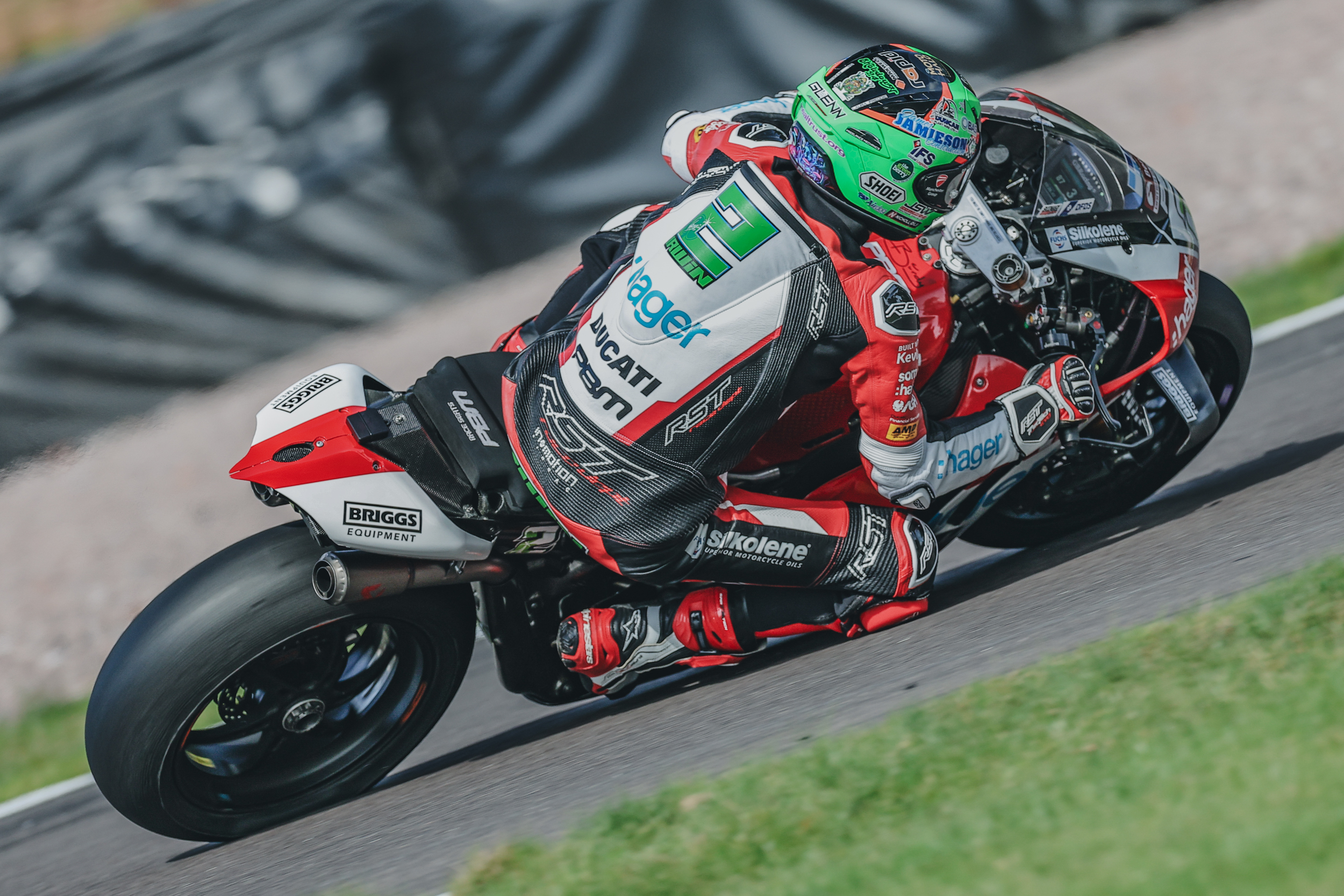 Ryde Triumphs In Dramatic Bennetts British Superbike Showdown Opener At Oulton Park