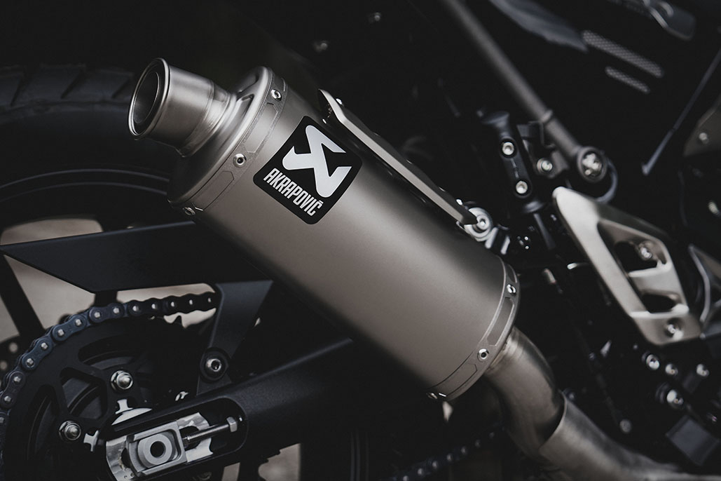 Akrapovič Goes Neo-retro With Its Latest Exhaust For The Triumph Scrambler 400 X