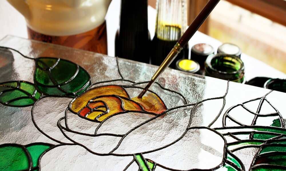 الرسم على الزجاج فن وإبداع وإنتاج مميز بألوان زاهية مبهجة مع سبليفت