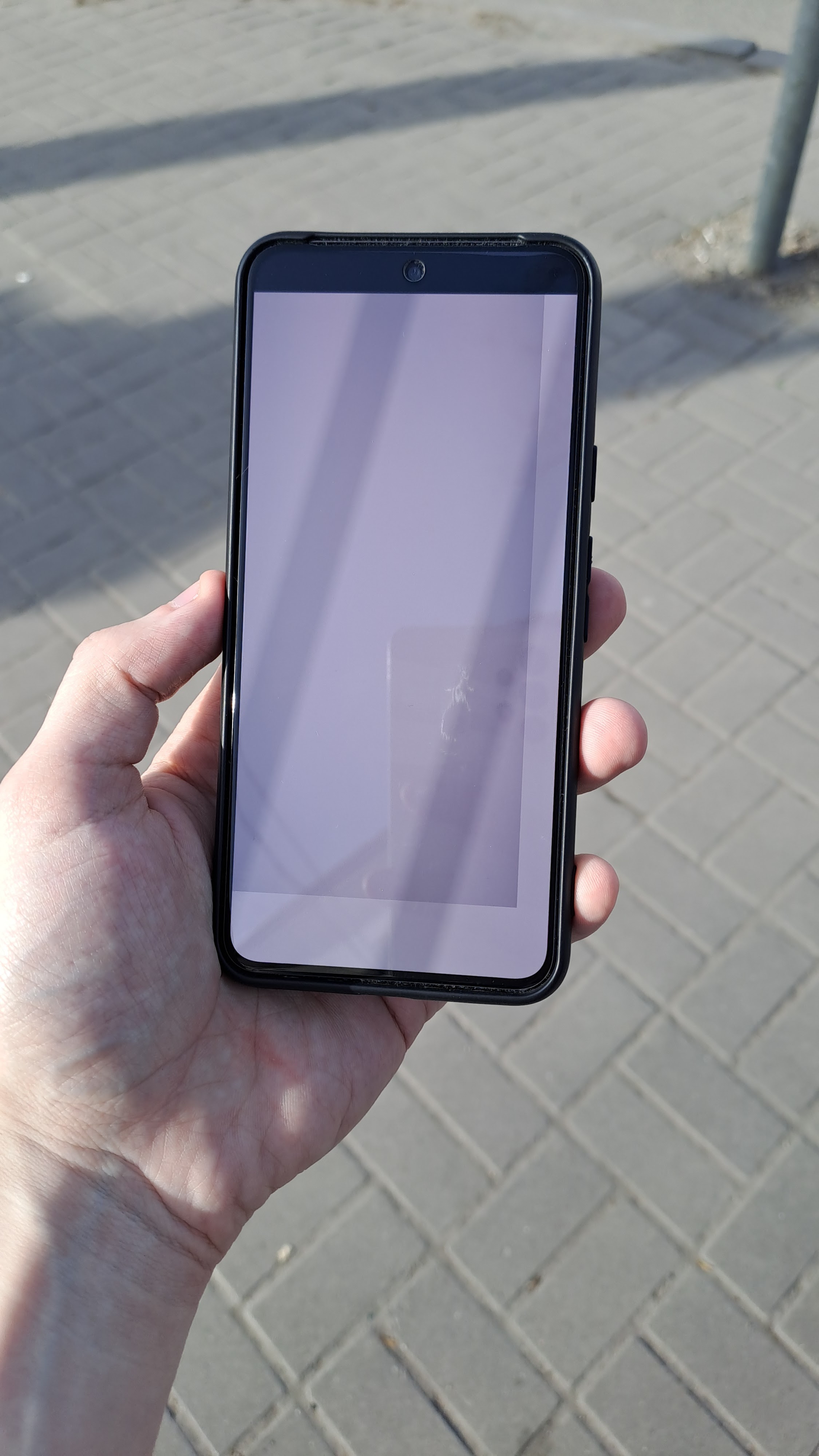 In the sun, the screen does not become completely bright; part of the  screen remains darker. - Google Pixel Community