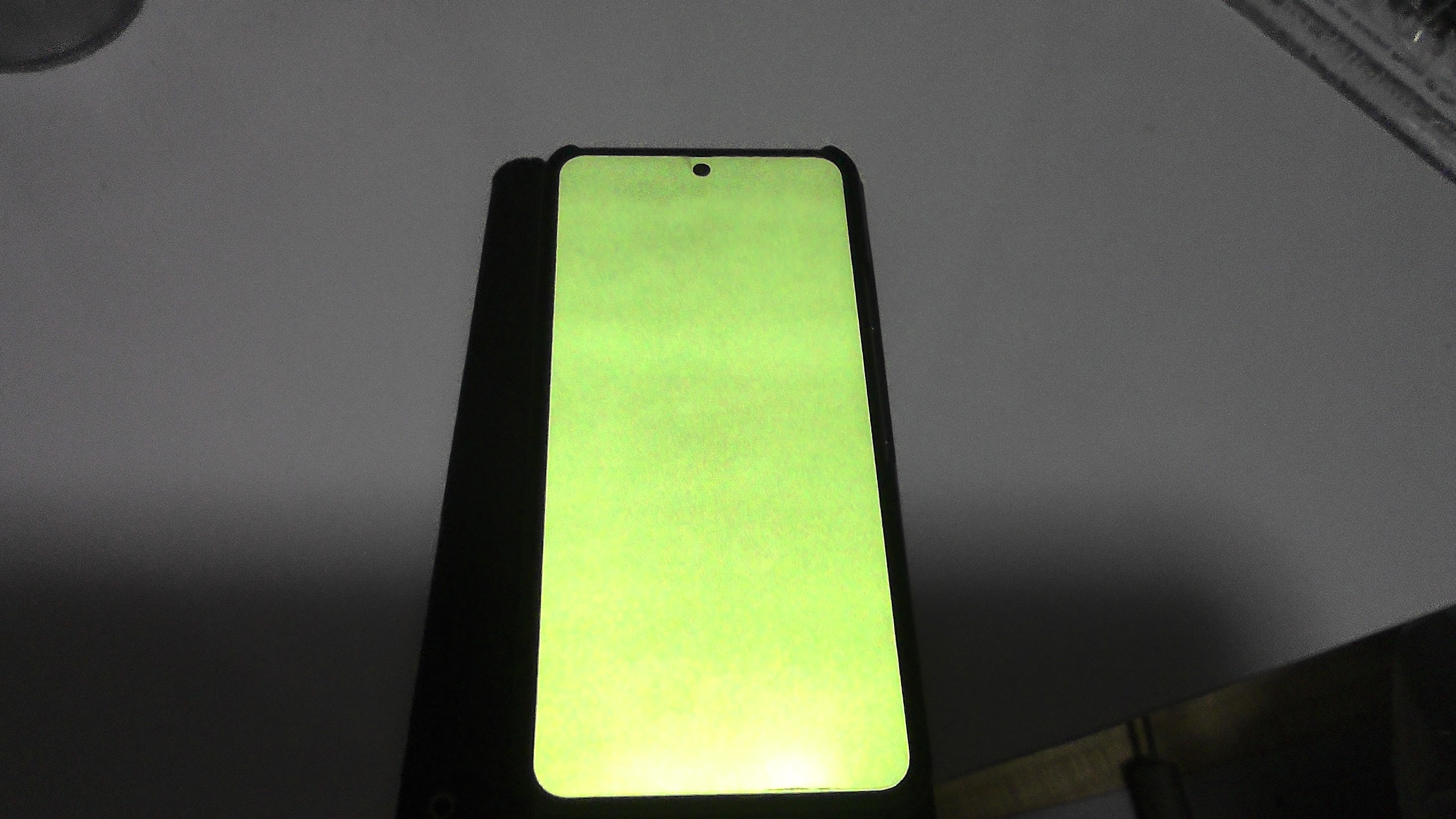Pixel8　　不具合アリ　CHARA  GooglePixel8を使用していたら画面が黄緑色の砂嵐のようになることが