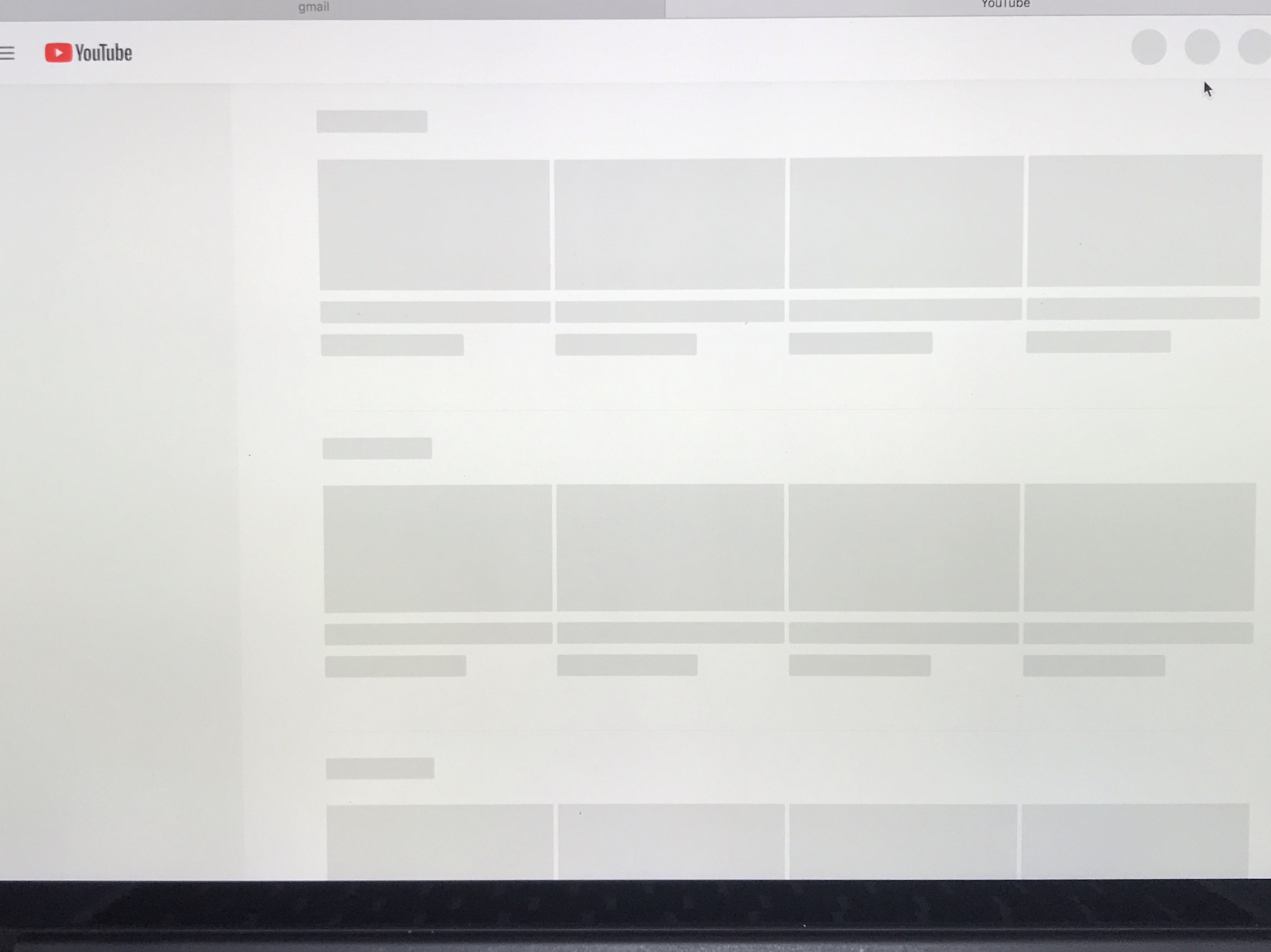 Pcでyoutubeを開くと 全てのサムネイル 自分のアカウントアイコンまで 灰色の影になってしまいます スマホから同じアカウントでの視聴は出来ています 解決策はありますか Youtube コミュニティ