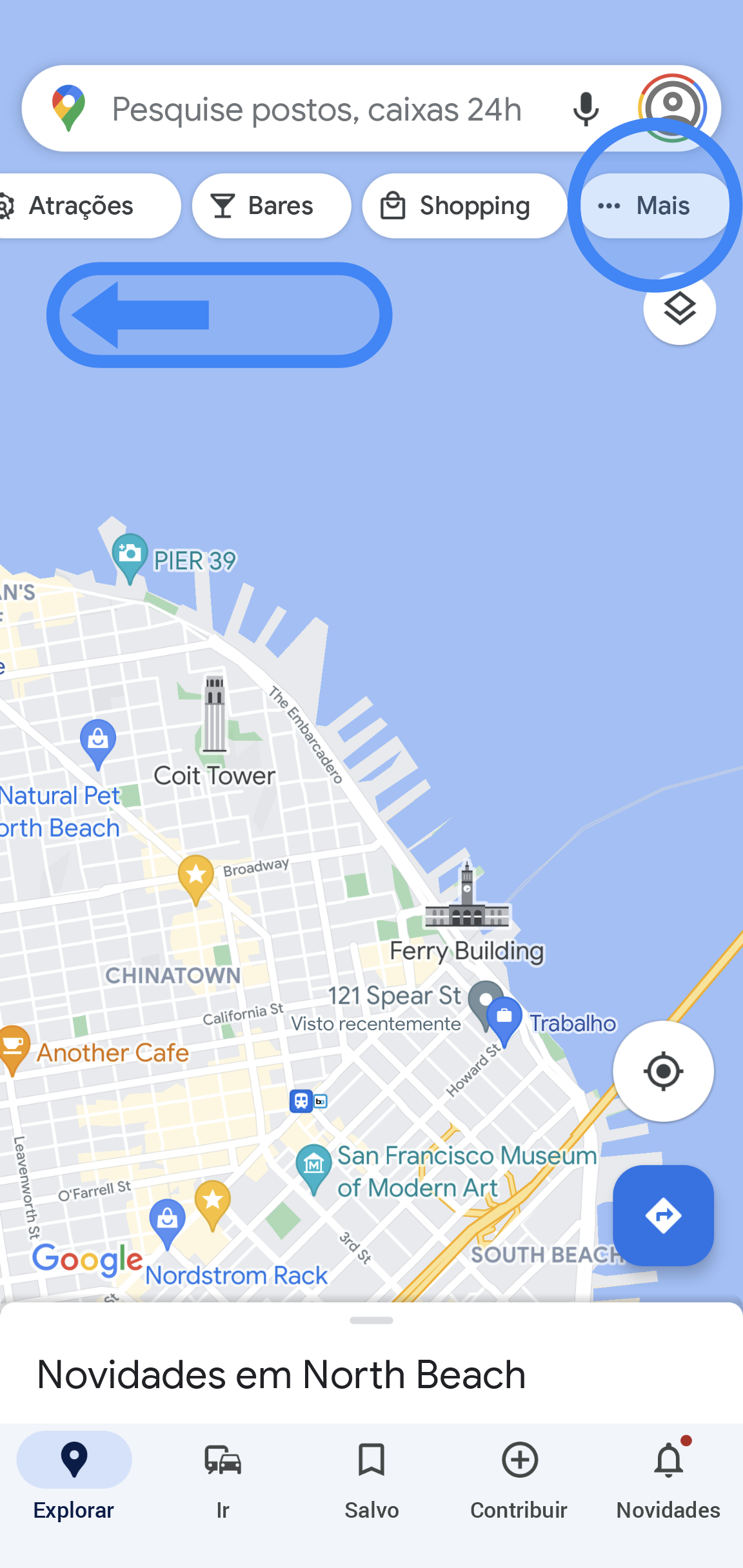 O app Google Maps exibe o mapa de uma área. Abaixo da barra de pesquisa, ficam as guias que foram roladas para a direita. A última guia à direita, chamada "Mais" fica destacada em azul.