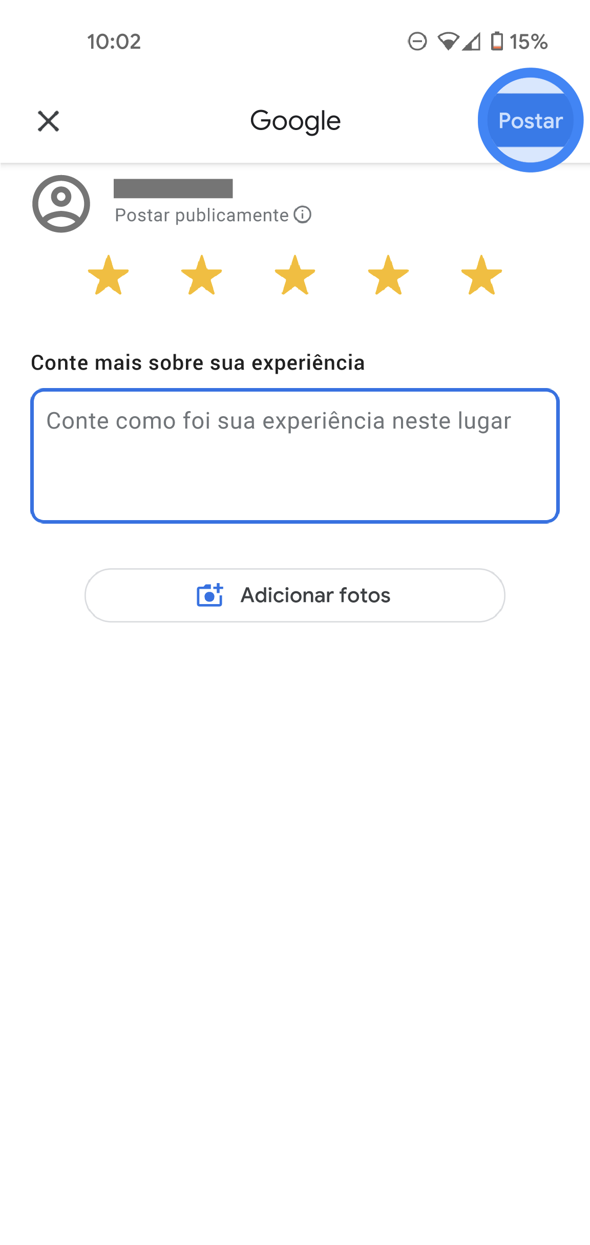 No app Google Maps, uma página de classificação e avaliação é exibida. O ícone de um usuário fica na parte superior, com a observação "Postando publicamente". Cinco estrelas são selecionadas, e há uma caixa de texto para inserir mais detalhes da avaliação. Na parte inferior, há um botão "Adicionar fotos". 