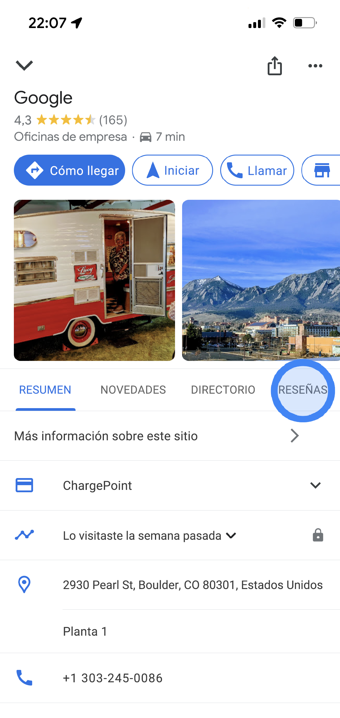 En la aplicación Google Maps, se muestra información sobre la ubicación de una oficina de Google. Se ven datos como la valoración media de las reseñas, las fotos, la dirección y el número de teléfono. En el centro de la pantalla, hay varias pestañas que se pueden tocar: Resumen, Novedades y Reseñas.