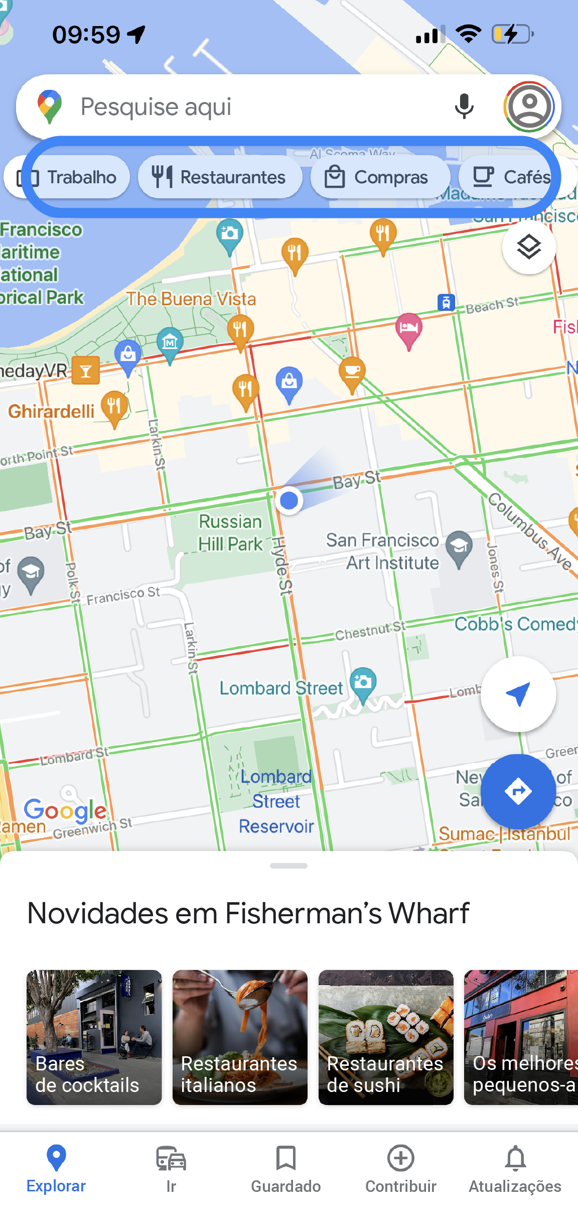 A app Google Maps apresenta um mapa de uma área. Existem separadores por baixo da barra de pesquisa que indicam "Trabalho", "Restaurantes", "Cafés" e "Estacionamento".