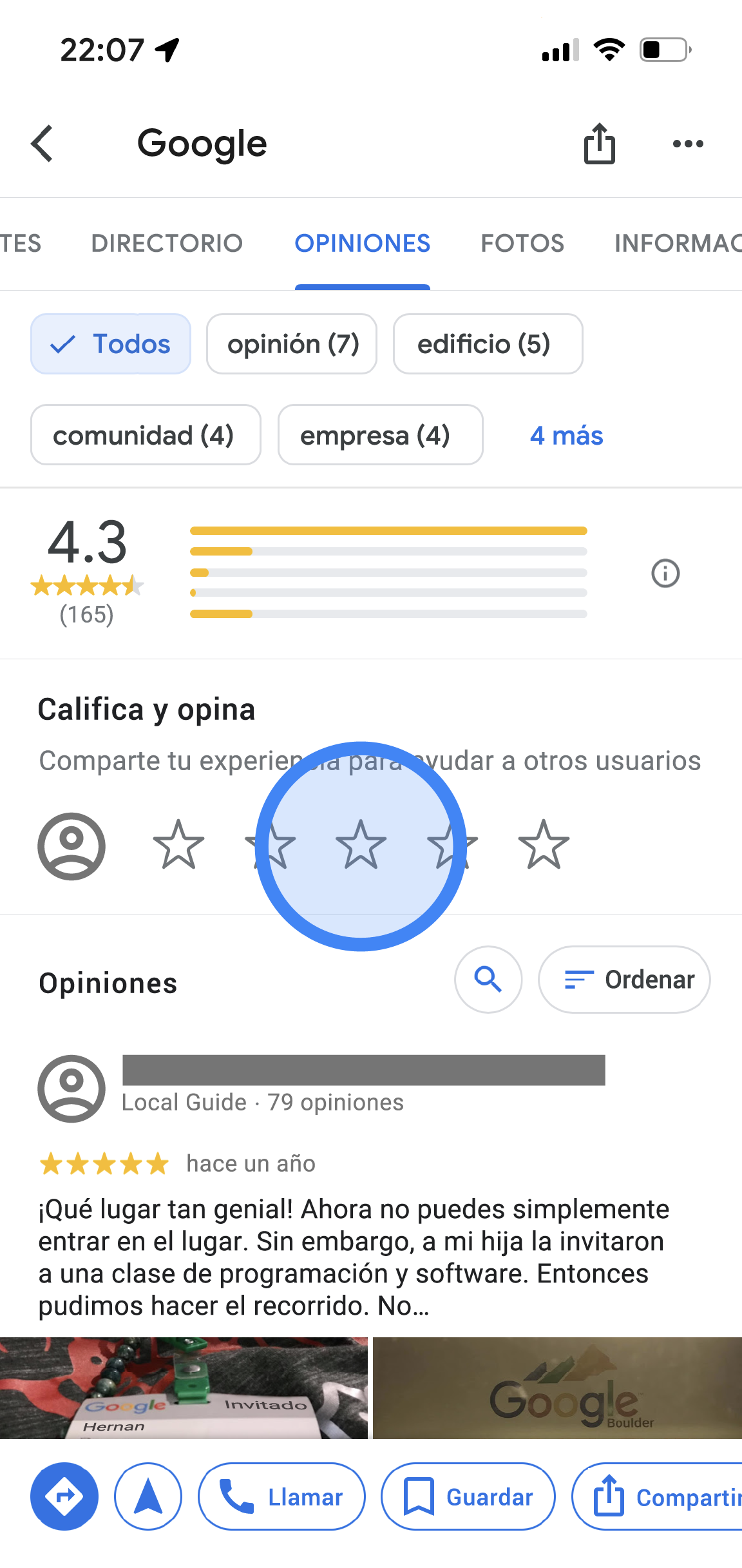 Se muestra la pestaña Opiniones de la ubicación de una oficina de Google en la app de Google Maps. En la parte superior están las pestañas designadas como Directorio, Opiniones, Fotos y Acerca de. Debajo, se muestran detalles de las opiniones, como la calificación promedio, la distribución de las calificaciones y una lista de todas las opiniones. En el centro de la pantalla aparece la sección “Calificar y opinar” que muestra 5 estrellas vacías.