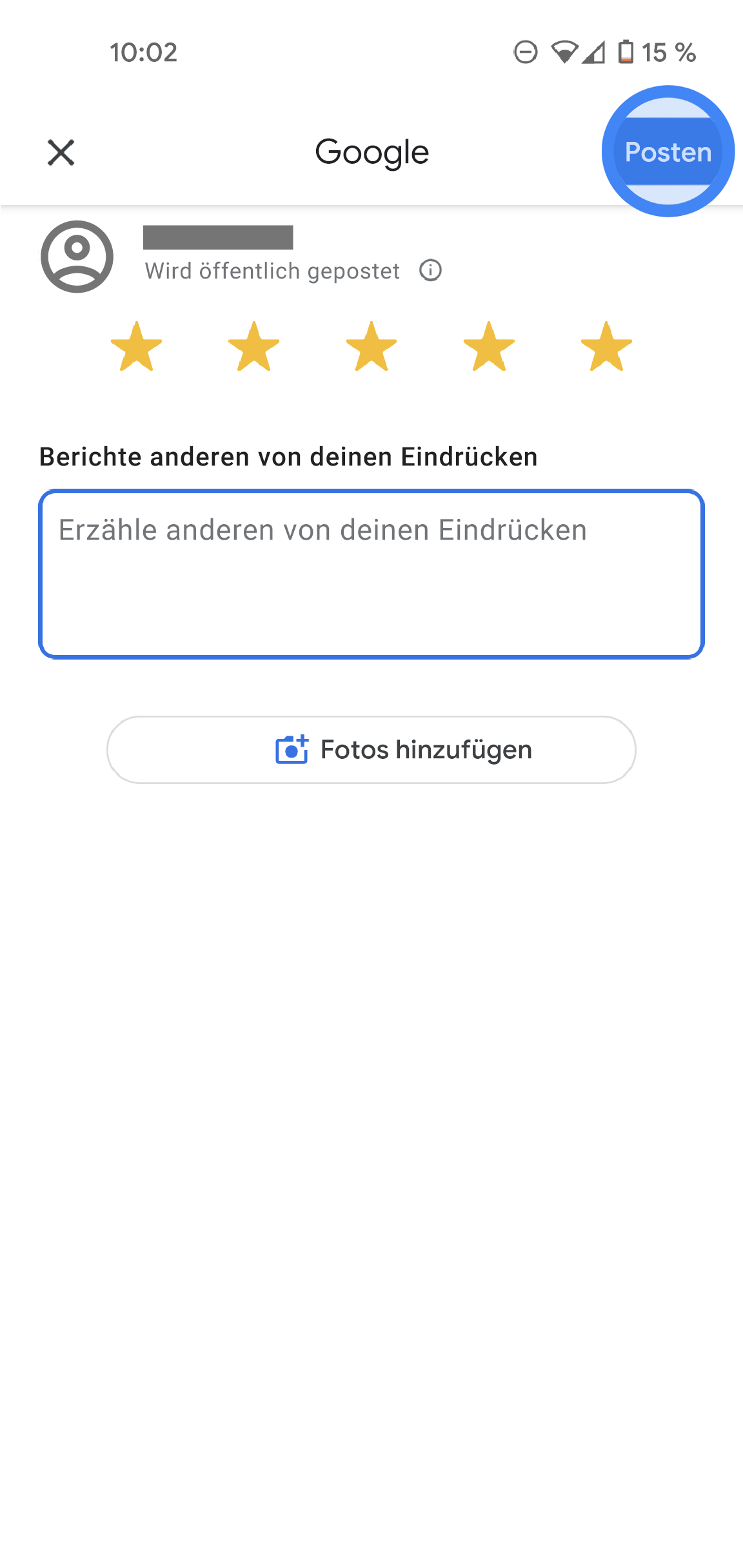 In der Google Maps App wird eine Seite angezeigt, auf der der Nutzer eine Bewertung und Rezension hinterlassen kann. Oben ist das Symbol des Nutzers und der Hinweis „Wird öffentlich gepostet“ zu sehen. Fünf Sterne sind ausgewählt und es wird ein Textfeld angezeigt, in das zusätzliche Details für die Rezension eingegeben werden können. Unten befindet sich die Schaltfläche „Fotos hinzufügen“. 