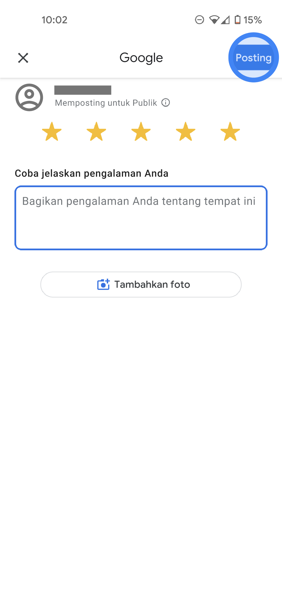 Di aplikasi Google Maps, halaman rating dan ulasan ditampilkan. Ikon pengguna ada di bagian atas dengan catatan yang bertuliskan "Memposting untuk publik". Lima bintang dipilih dan ada kotak teks untuk memasukkan detail ulasan tambahan. Di bagian bawah, terdapat tombol yang bertuliskan "Tambahkan foto". 