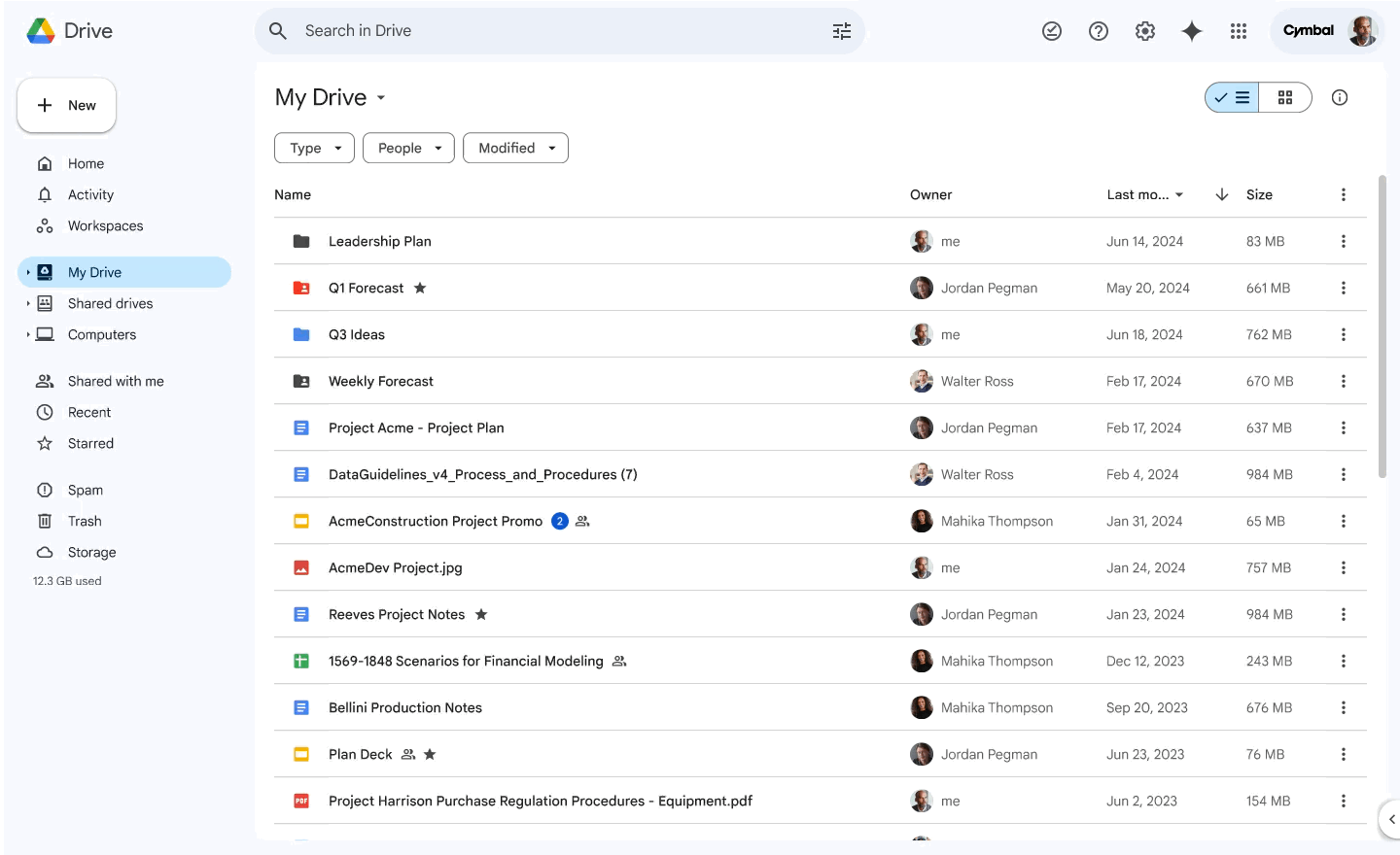 Animasi yang menampilkan seseorang mengklik kanan file Drive dan menanyakan informasi tentang file tersebut kepada Gemini