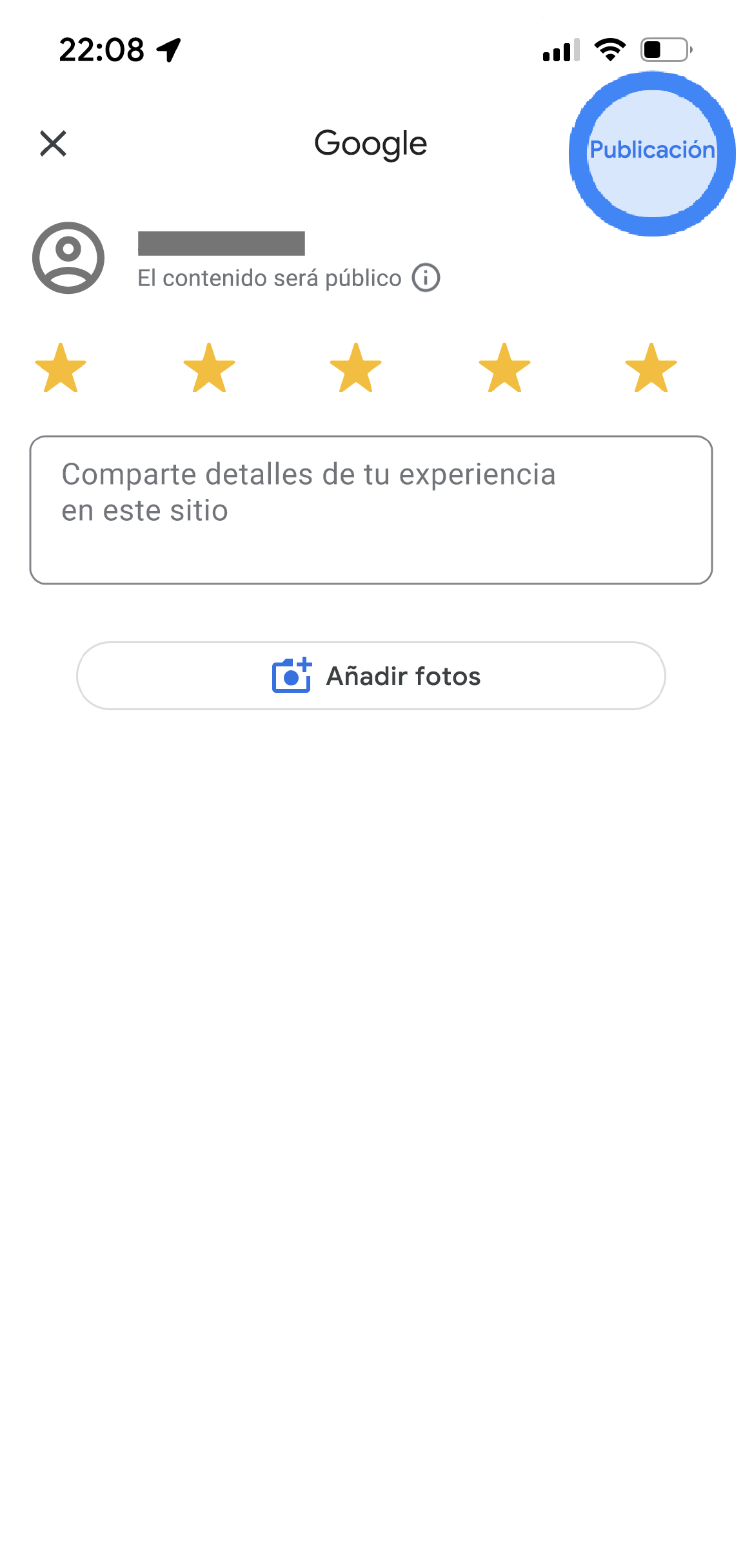 En la aplicación Google Maps, se muestra la página Valorar y escribir reseña. En la parte superior, hay un icono de un usuario con la siguiente nota: "Este contenido será público". Se han seleccionado cinco estrellas y hay un cuadro de texto donde se puede aportar más información a la reseña. En la parte inferior, se ve el botón "Añadir fotos".