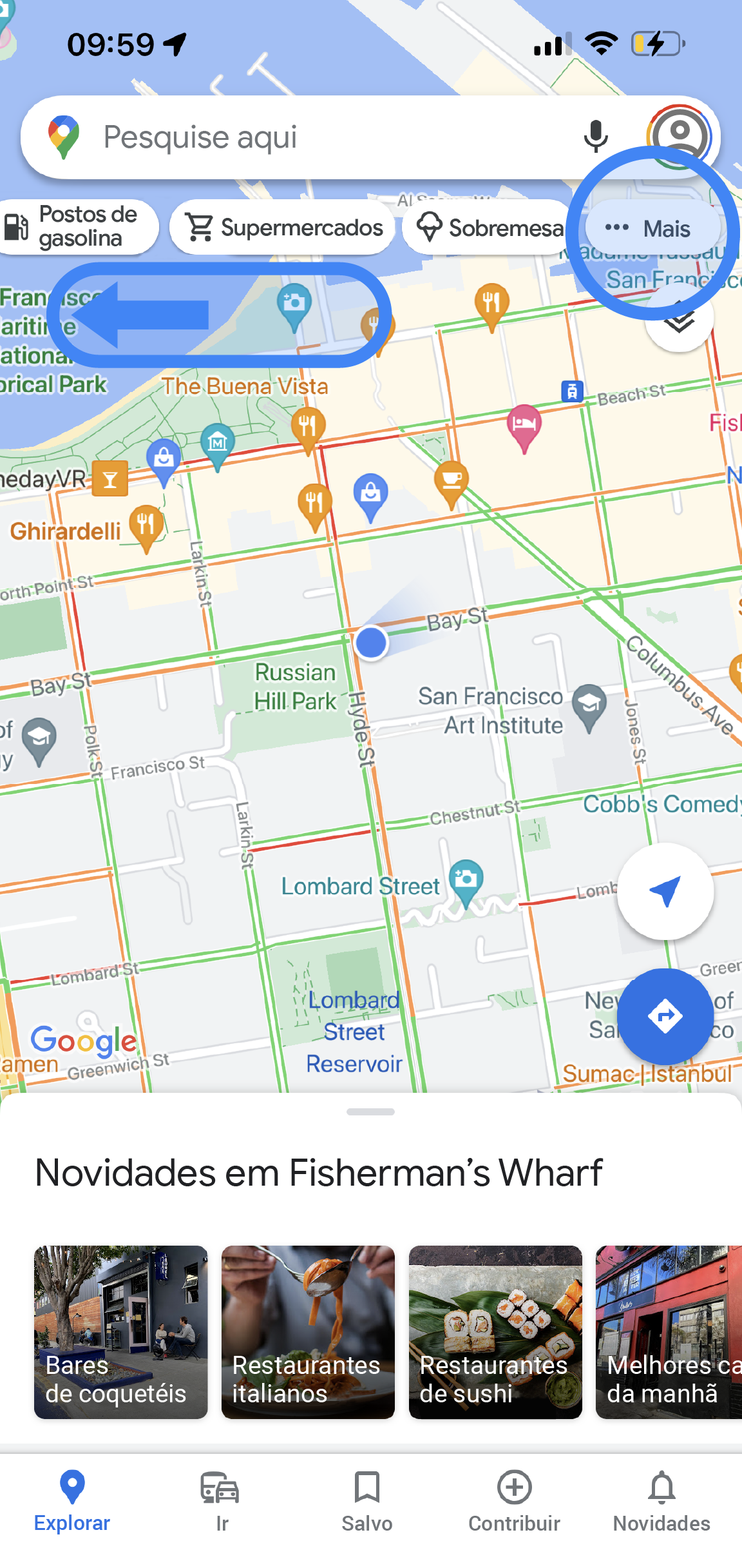 O app Google Maps exibe o mapa de uma área. Abaixo da barra de pesquisa, ficam as guias que foram roladas para a direita. A última guia à direita, chamada "Mais" fica destacada em azul. 