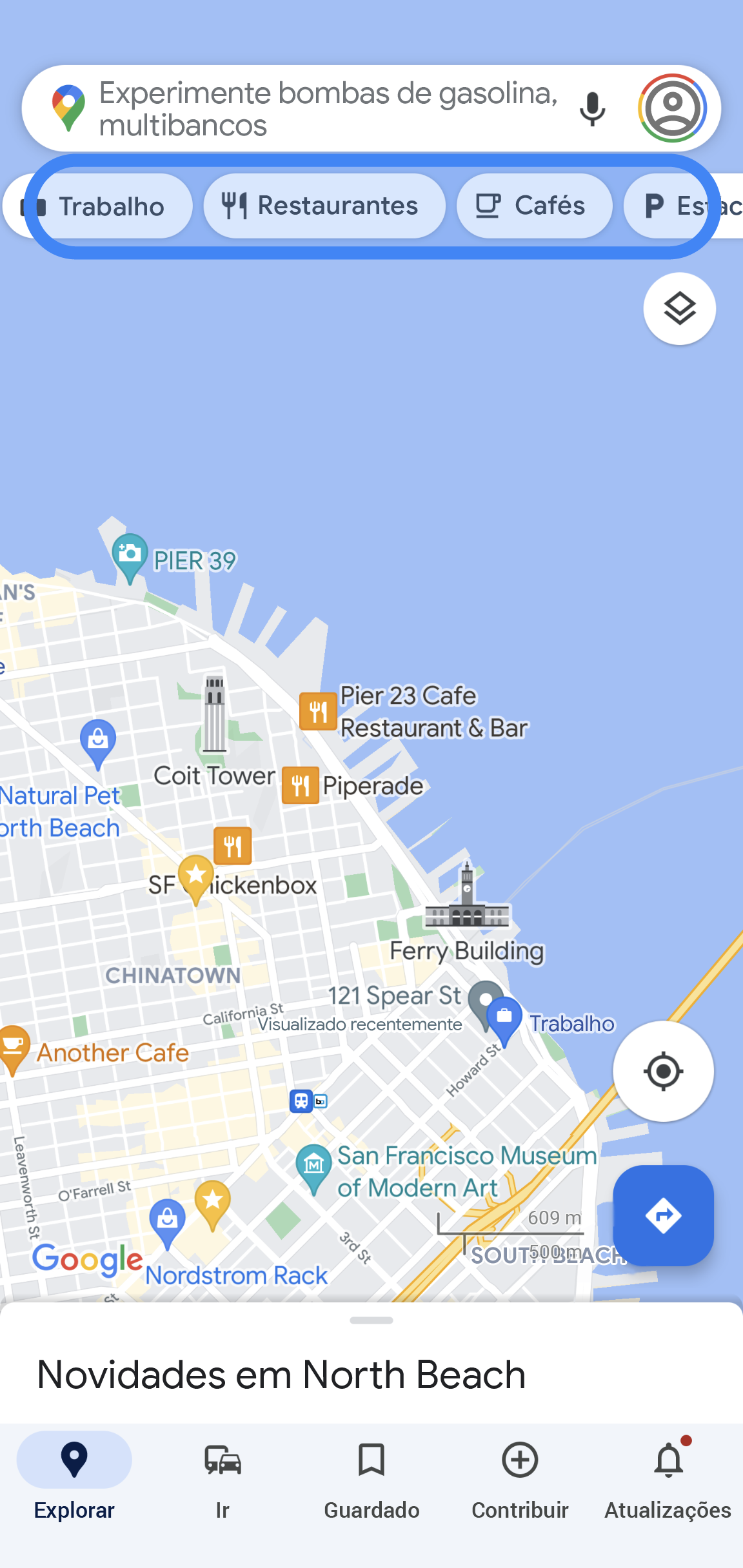 A app Google Maps apresenta um mapa de uma área. Existem separadores por baixo da barra de pesquisa que indicam "Trabalho", "Restaurantes", "Cafés" e "Estacionamento".