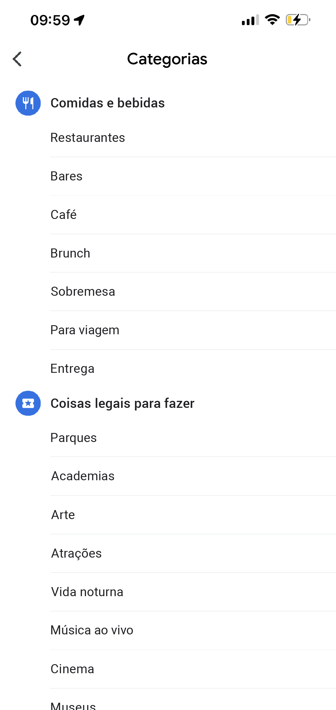 O app Google Maps tem uma página com título o "Mais categorias". Nela, você encontra opções como "Comidas e bebidas", "Coisas legais para fazer" e "Compras", além das subcategorias.