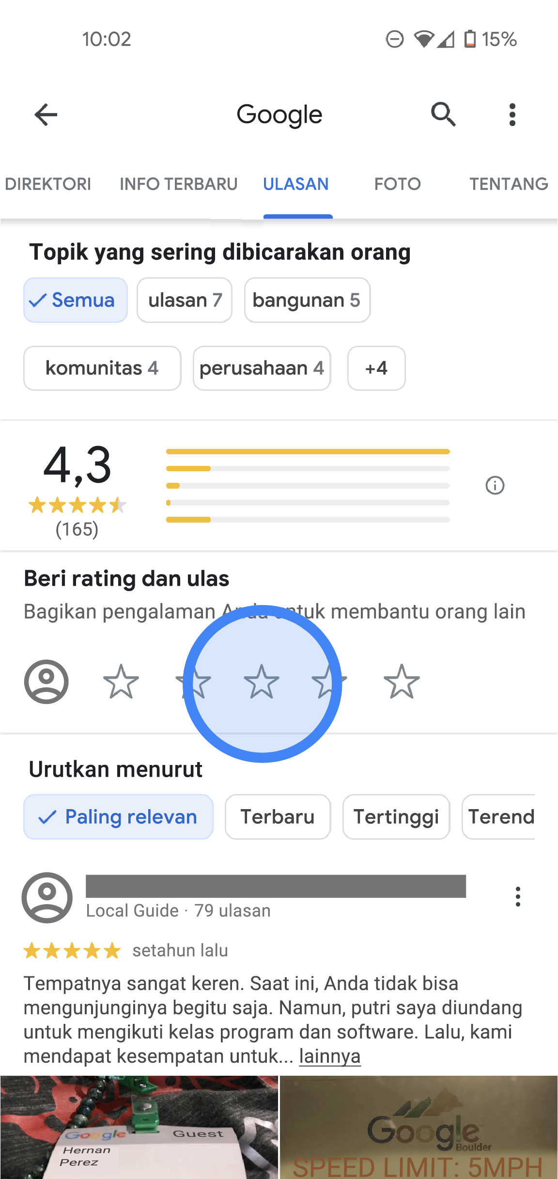 Di aplikasi Google Maps, tab Ulasan tentang lokasi kantor Google ditampilkan. Di bagian atas, terdapat tab berlabel Direktori, Ulasan, Foto, dan Tentang. Di bawah ini, terdapat detail ulasan seperti rating rata-rata, distribusi rating, dan daftar semua ulasan. Di bagian tengah layar, ada bagian "Beri Rating & Ulas" yang menampilkan 5 bintang kosong. 