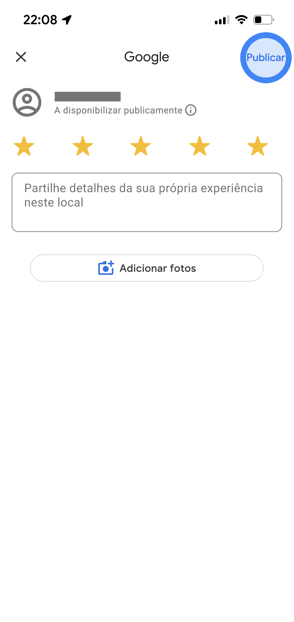 Na app Google Maps, é apresentada uma página de classificação e críticas. Na parte superior, encontra o ícone de um utilizador com a indicação "Mensagem pública". Estão selecionadas cinco estrelas e está disponível uma caixa de texto para introduzir detalhes adicionais da crítica. Na parte inferior, existe um botão com a indicação "Adicionar fotos".