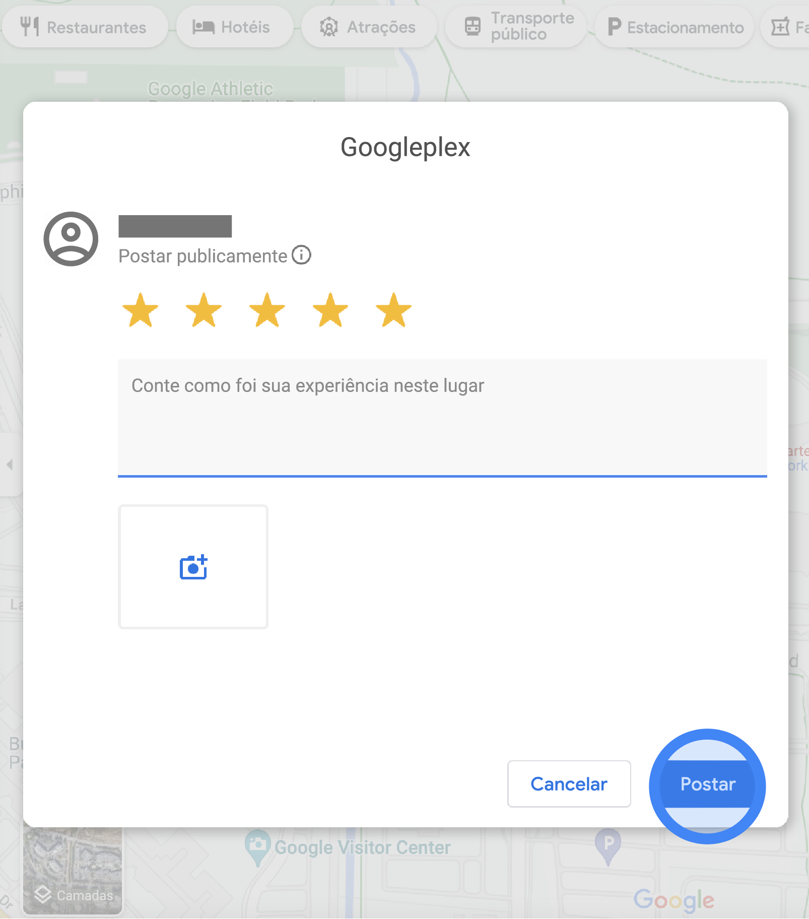 No Google Maps, uma janela pop-up exibe um formulário de avaliação do Googleplex. A classificação possui cinco estrelas selecionadas, há um campo de texto para escrever detalhes sobre a avaliação e um botão com câmera que permite fazer upload de fotos. Na parte inferior da janela pop-up, há os botões "Cancelar" e "Postar".