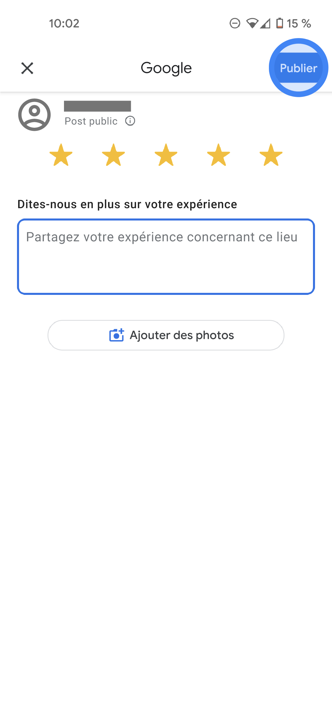 Dans l'application Google Maps, une page d'évaluation et d'avis s'affiche. L'icône de l'utilisateur se trouve en haut de l'écran, accompagnée de la mention "Post public". Cinq étoiles sont sélectionnées et une zone de texte permet de rédiger un avis. Un bouton "Ajouter des photos" se trouve juste en dessous. 