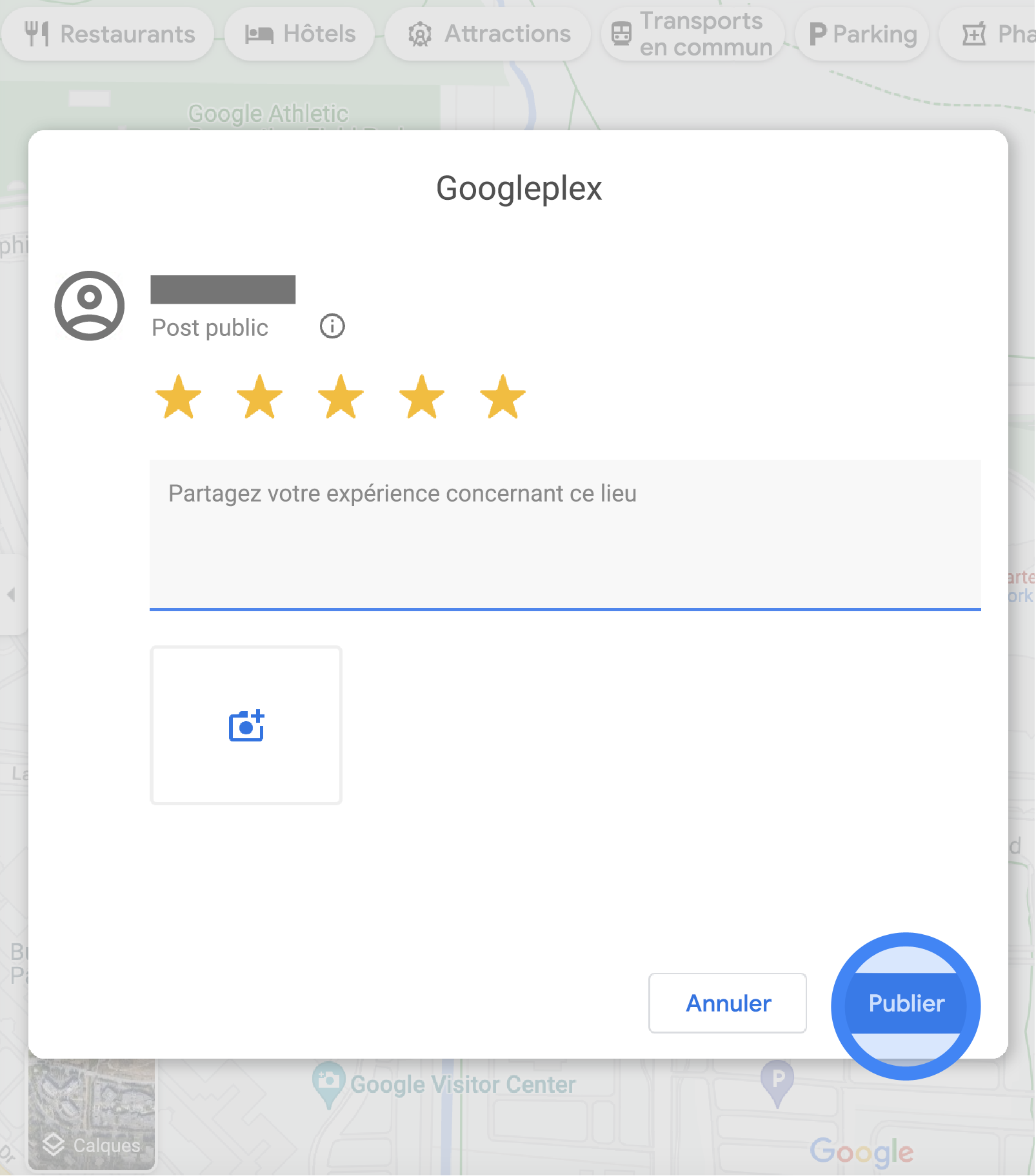 Dans Google Maps, une fenêtre pop-up affiche un formulaire permettant de rédiger un avis sur le Googleplex. Il y a 5 étoiles sélectionnées pour la note, un champ de texte pour rédiger un avis et un bouton avec un appareil photo pour importer des photos. Les boutons "Annuler" et "Publier" se trouvent en bas de la fenêtre pop-up.