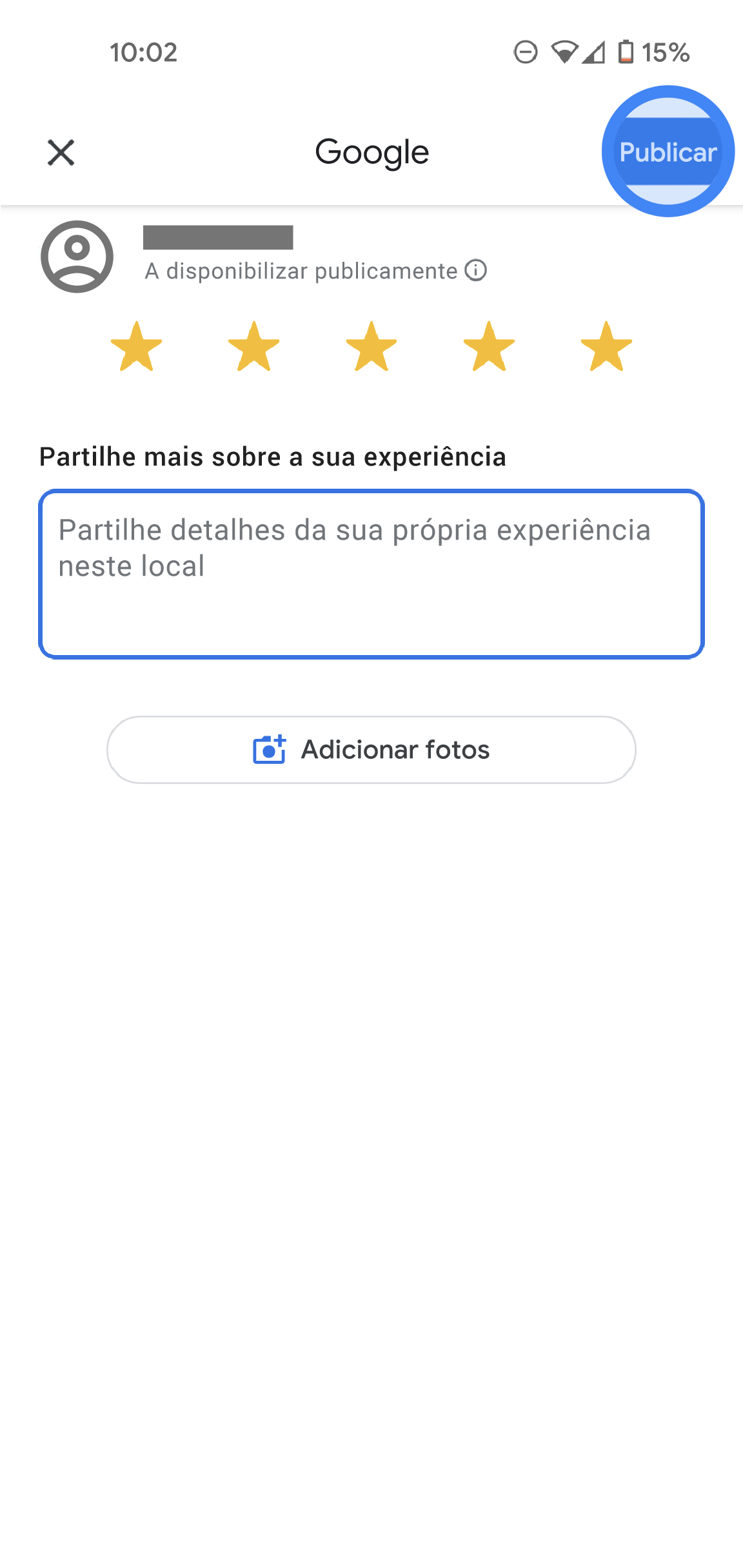 Na app Google Maps, é apresentada uma página de classificação e críticas. Na parte superior, encontra o ícone de um utilizador com a indicação "Mensagem pública". Estão selecionadas cinco estrelas e está disponível uma caixa de texto para introduzir detalhes adicionais da crítica. Na parte inferior, existe um botão com a indicação "Adicionar fotos". 