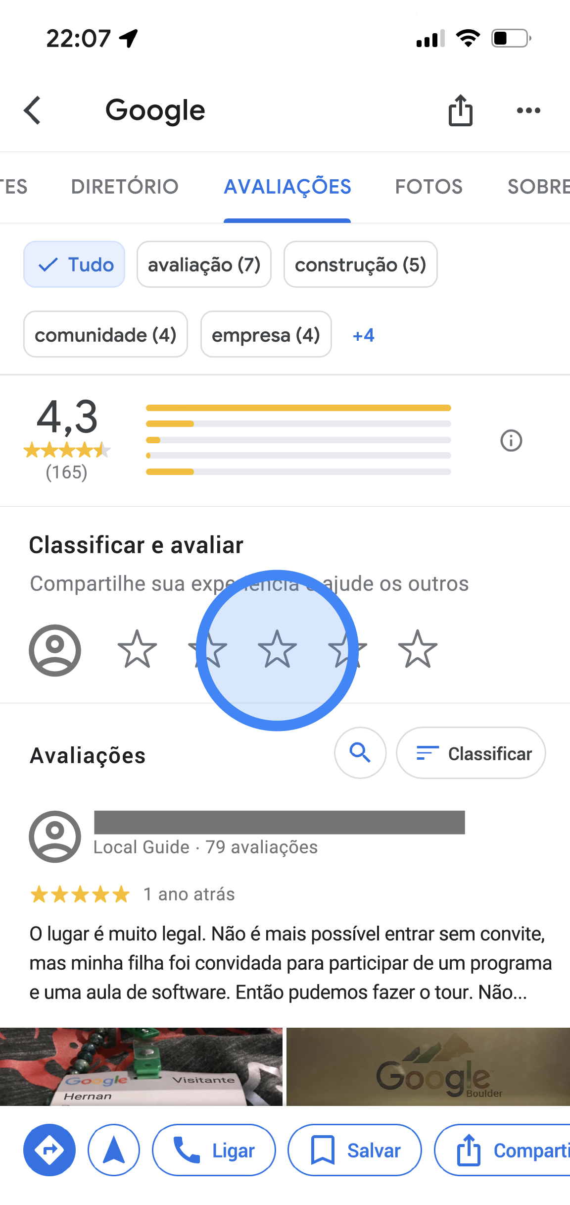 No app Google Maps, a guia "Avaliações" de um escritório do Google é exibida. Na parte superior, ficam as guias "Diretório", "Avaliações", "Fotos" e "Sobre". Veja abaixo os detalhes, como nota média, distribuição de notas e uma lista de todas as avaliações. No meio da tela, há uma seção "Avaliar e classificar" que mostra cinco estrelas vazias.